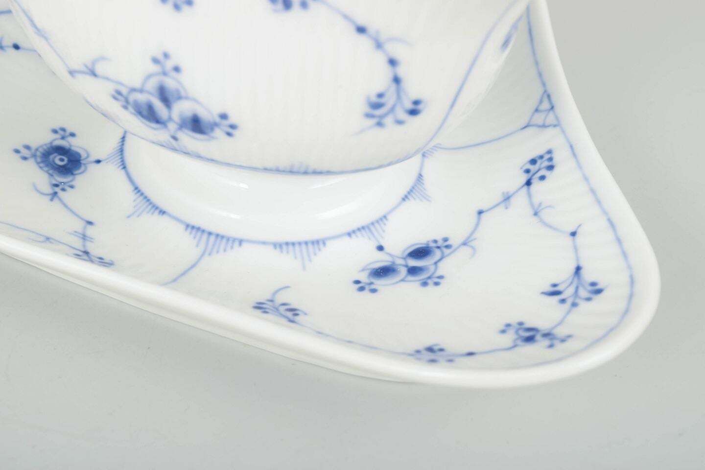 Royal Copenhagen, Blue Fluted Plain. Saucière en porcelaine tricorne, 1898-1923. photo for sale