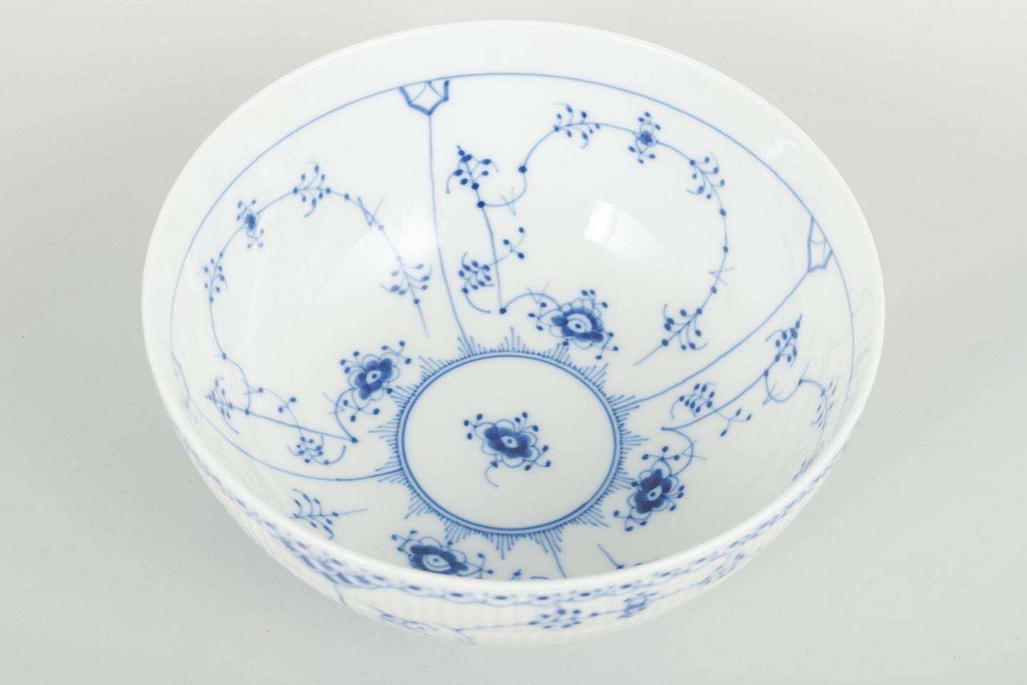 Royal Copenhagen, Blue Fluted Half Lace. Grote Slakom in Porselein, jaren 1980 photo furniture