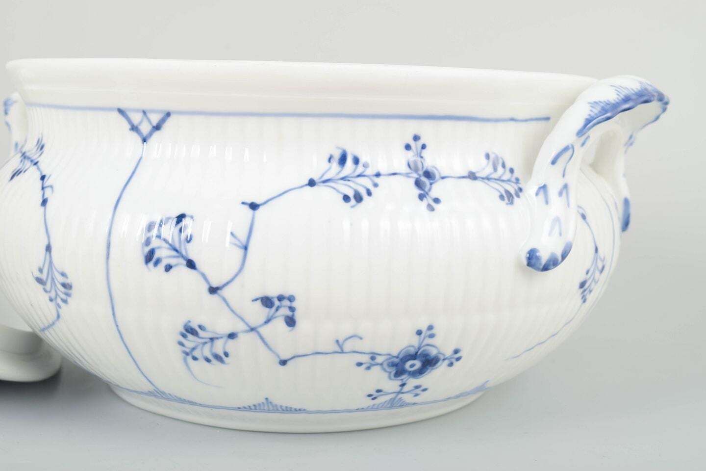 Royal Copenhagen, Blue Fluted Plain. Grande soupière en porcelaine, années 1920. photo Décoration