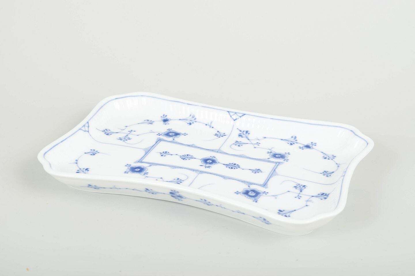 Royal Copenhagen, Blue Fluted Plain. Plateau rectangulaire en porcelaine, années 1920 photo furniture