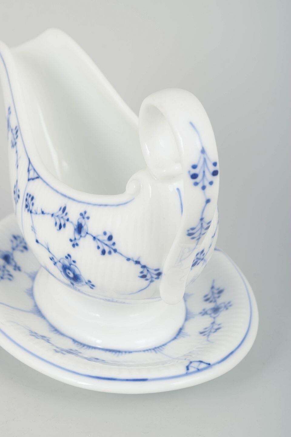 Royal Copenhagen, Blue Fluted Plain. Saucière en porcelaine rare, début du XXe siècle. photo for sale
