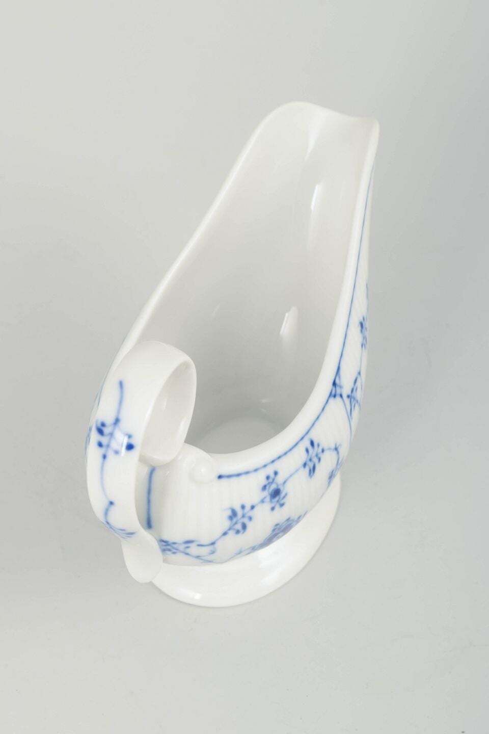 Royal Copenhagen, Blue Fluted Plain. Porseleinen sauskom, 1980 1984 photo furniture