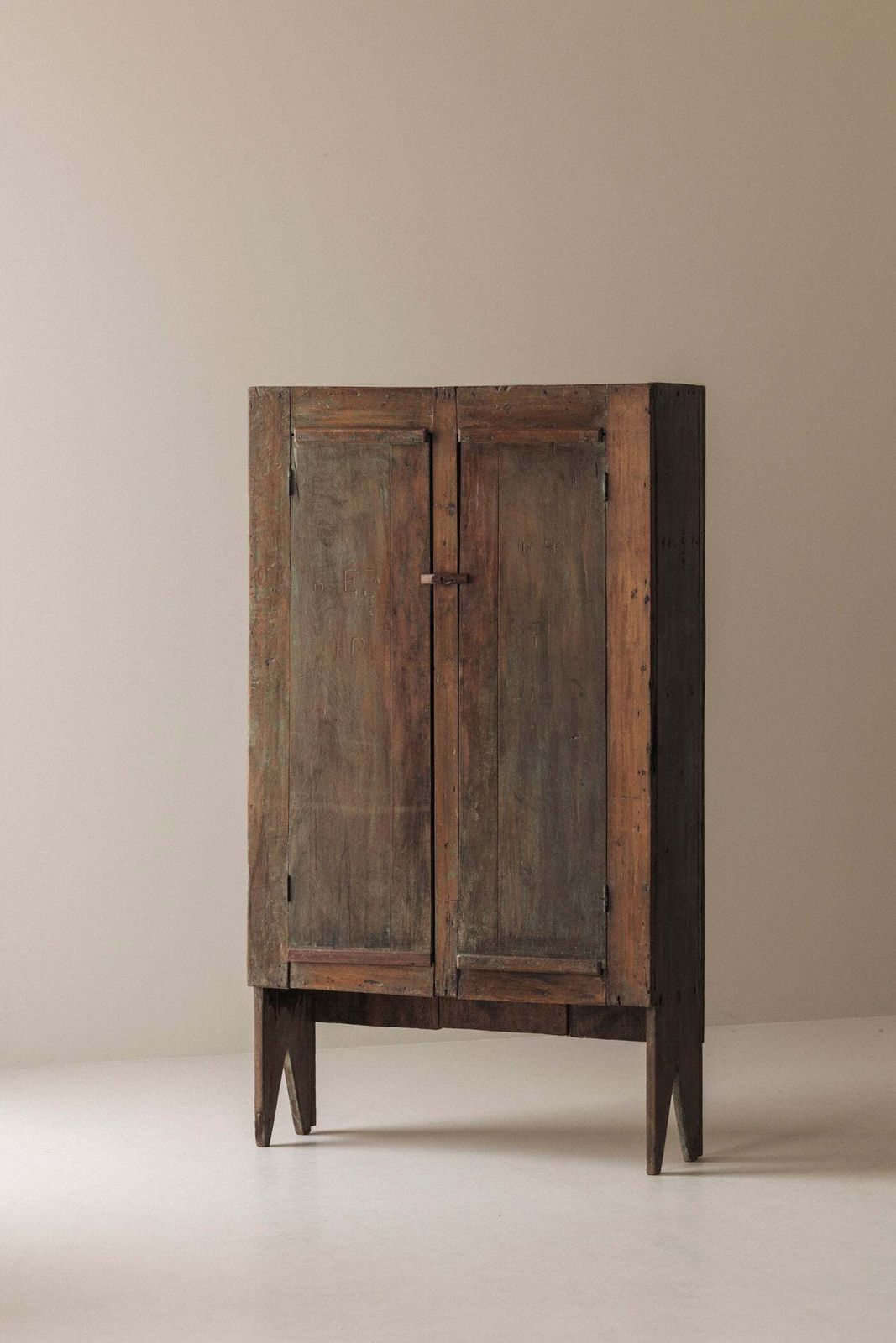 Spaanse primitieve hoge kast met uitzonderlijke patina, 19e eeuw. photo for sale