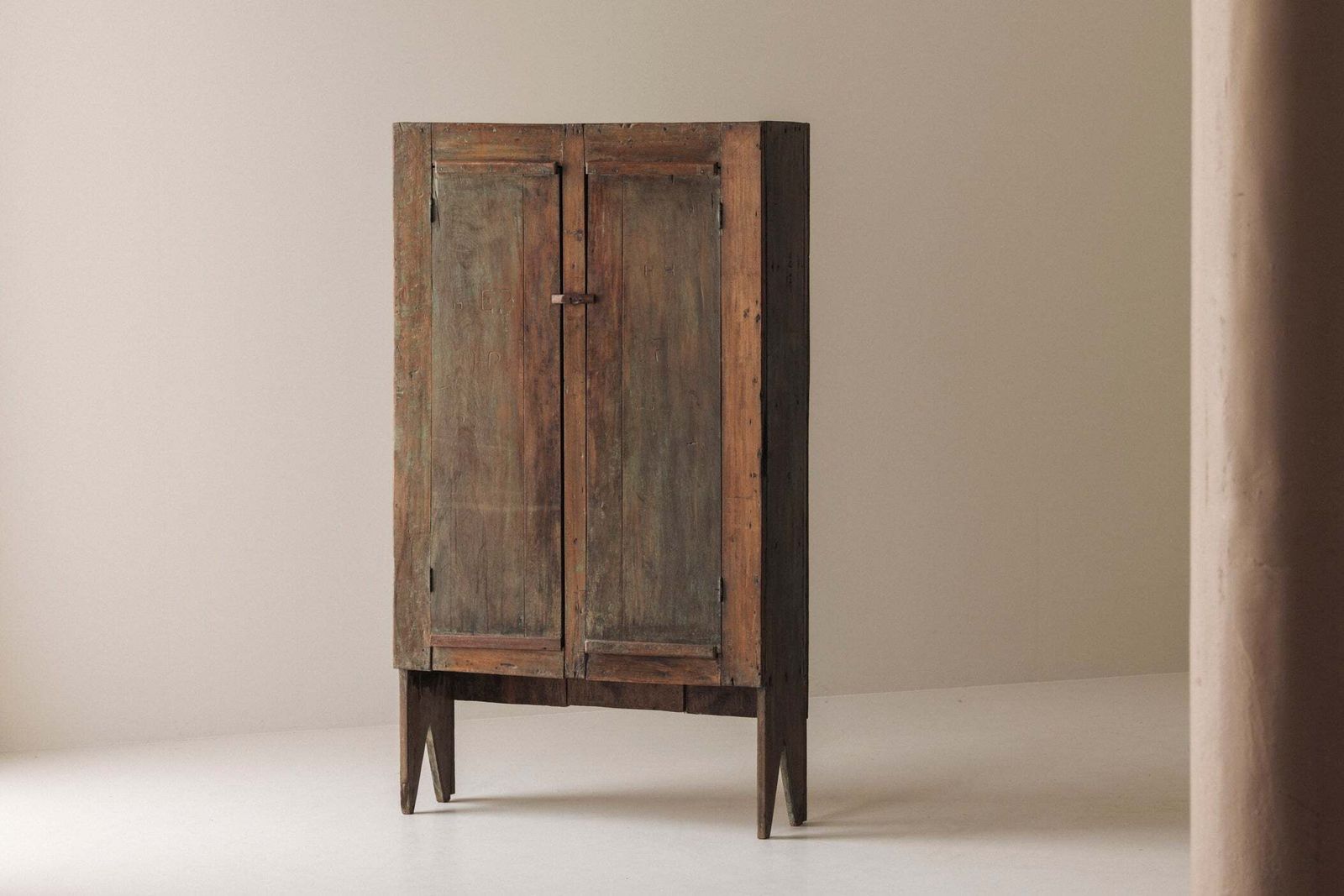 Spaanse primitieve hoge kast met uitzonderlijke patina, 19e eeuw. photo Meubels
