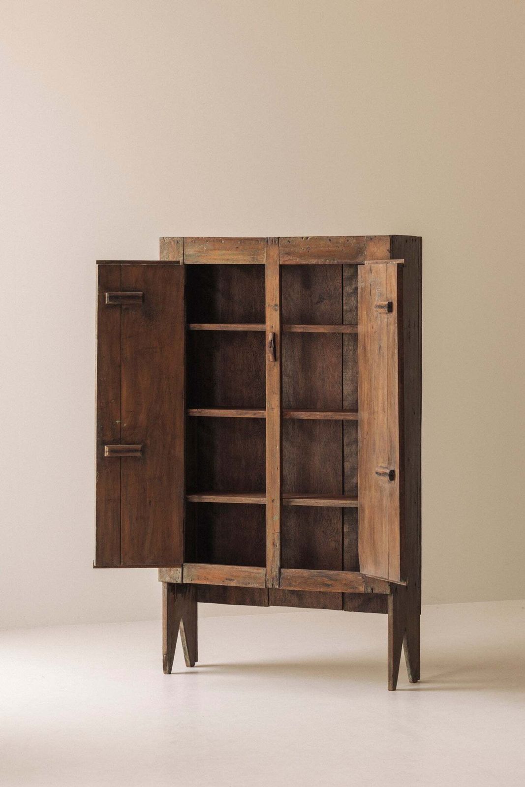 Spaanse primitieve hoge kast met uitzonderlijke patina, 19e eeuw. photo 5245.0