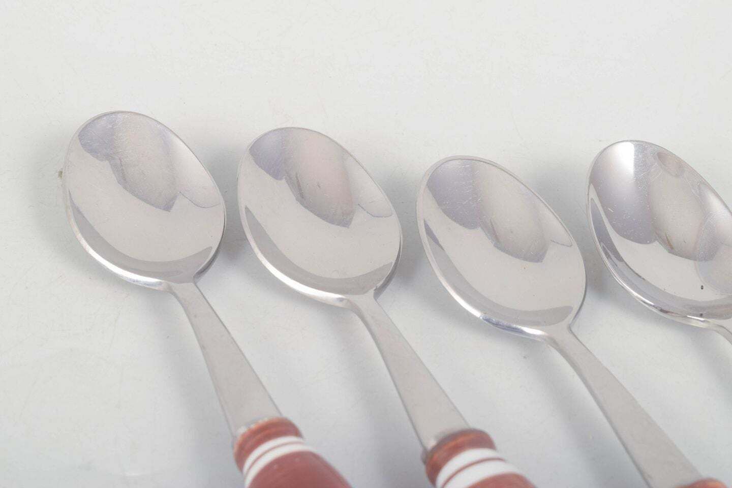 Bjørn Wiinblad voor Rosenthal. Vier Theelepels in Roestvrij Staal en Porselein. photo furniture