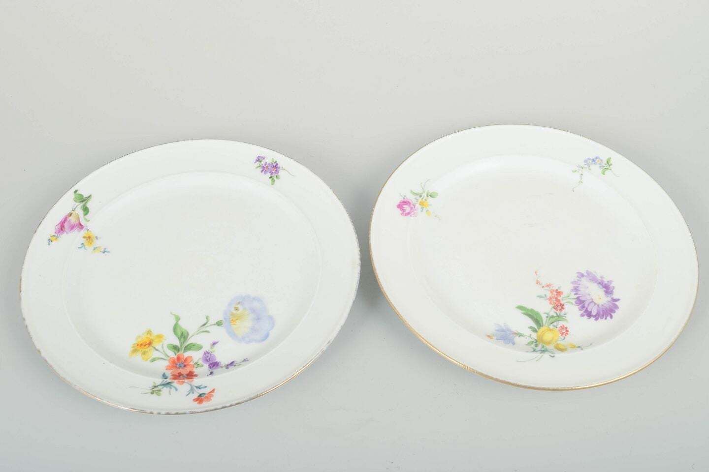 Meissen, Allemagne. Deux assiettes en porcelaine à motifs floraux. photo furniture