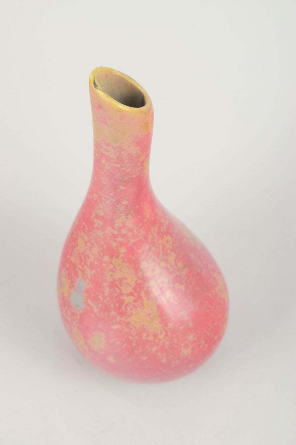 Vase Hans Hedberg pour Biot, forme goutte, glaçure marbrée rose et jaune. photo for sale