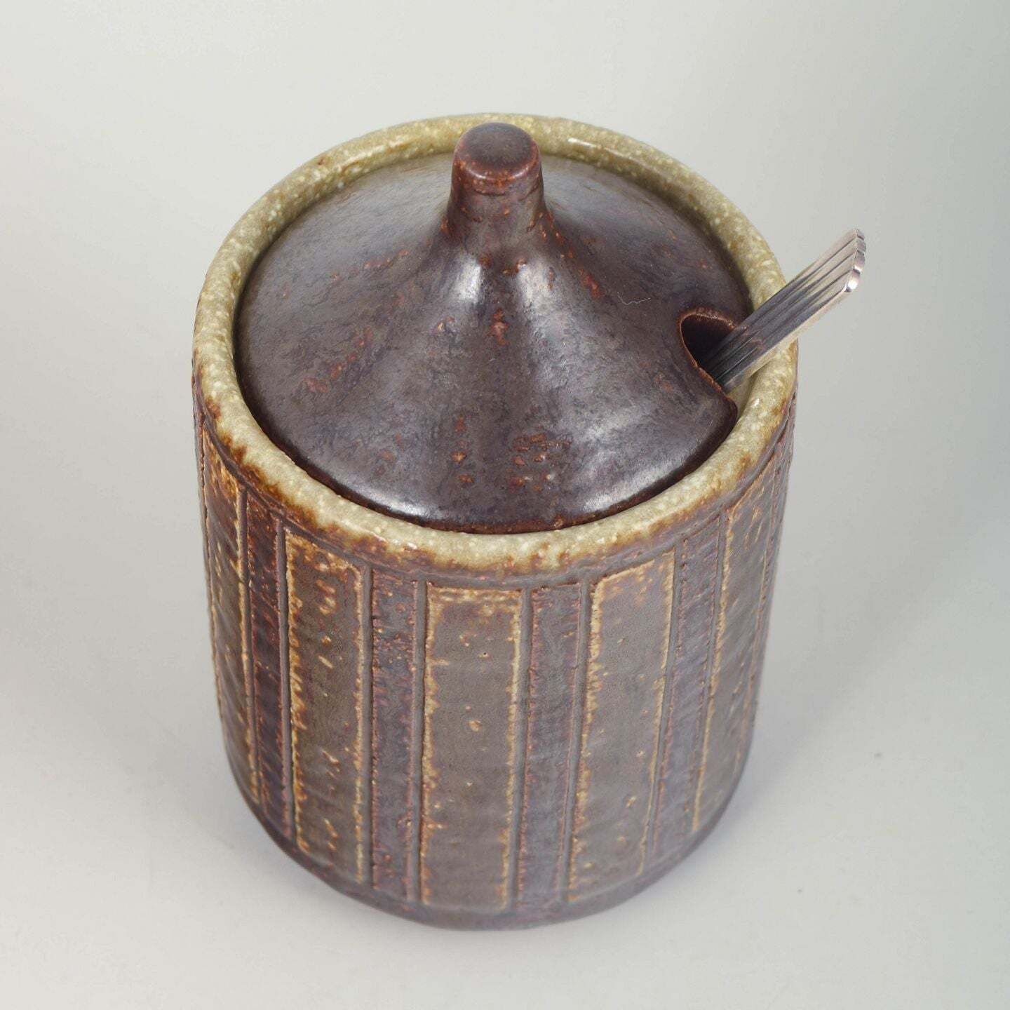 Palshus, Danemark. Pot à confiture en céramique avec cuillère en argent, années 1970. photo furniture