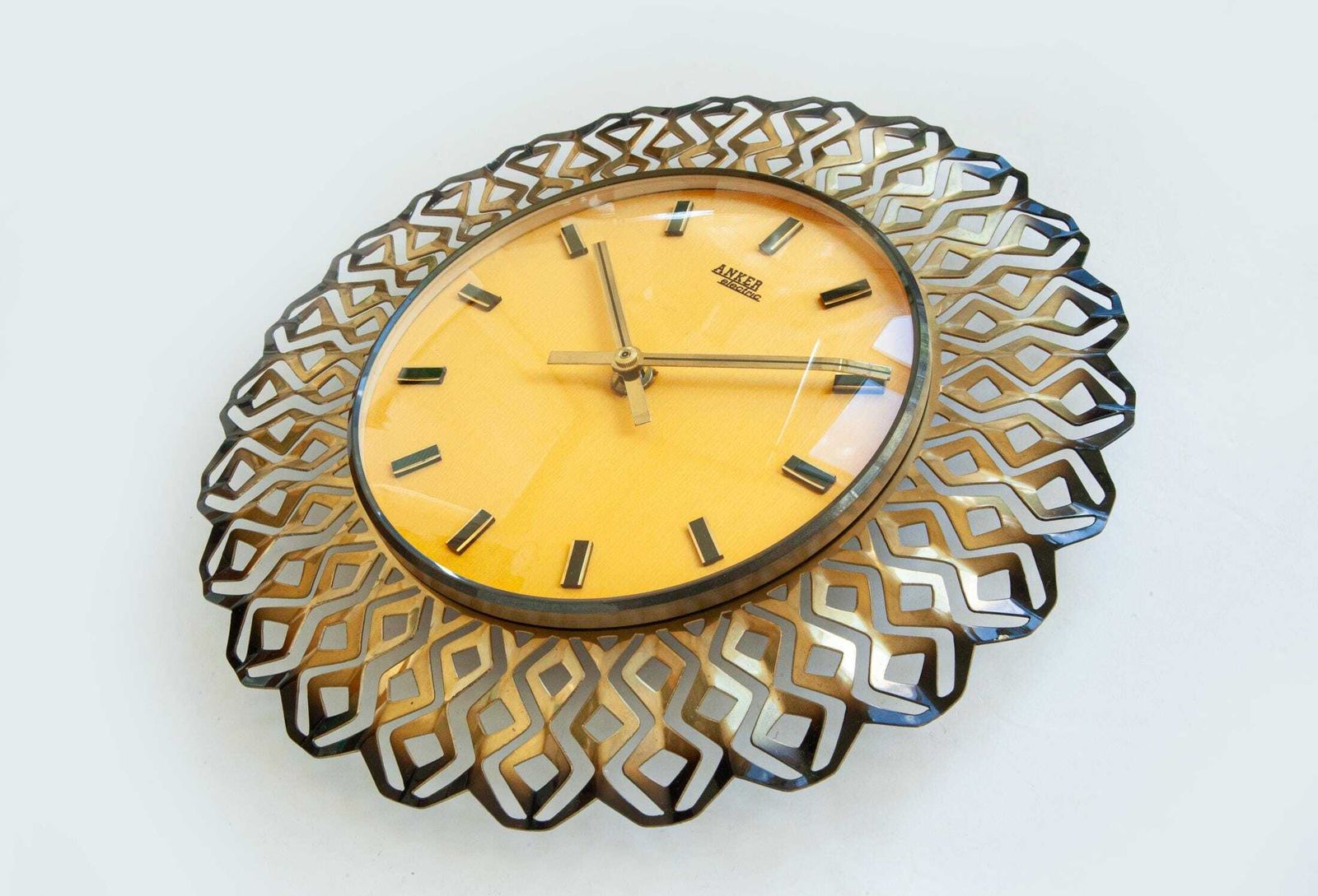 Mid Century Anker Germany wandklok modernisme Deens messing Space Age Atomic Starburst Junghans photo Woonaccessoires
