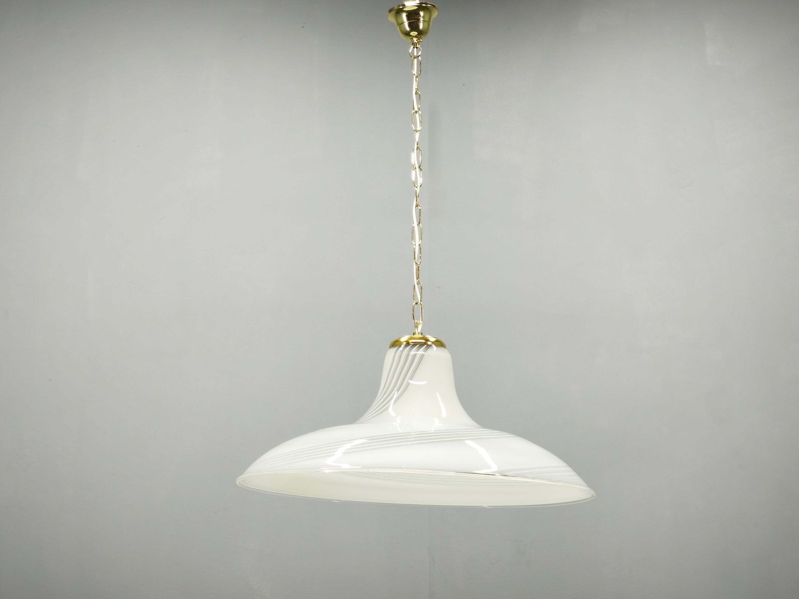 Suspension italienne en verre de Murano à décor tourbillonnant, avec laiton, années 1970 photo furniture