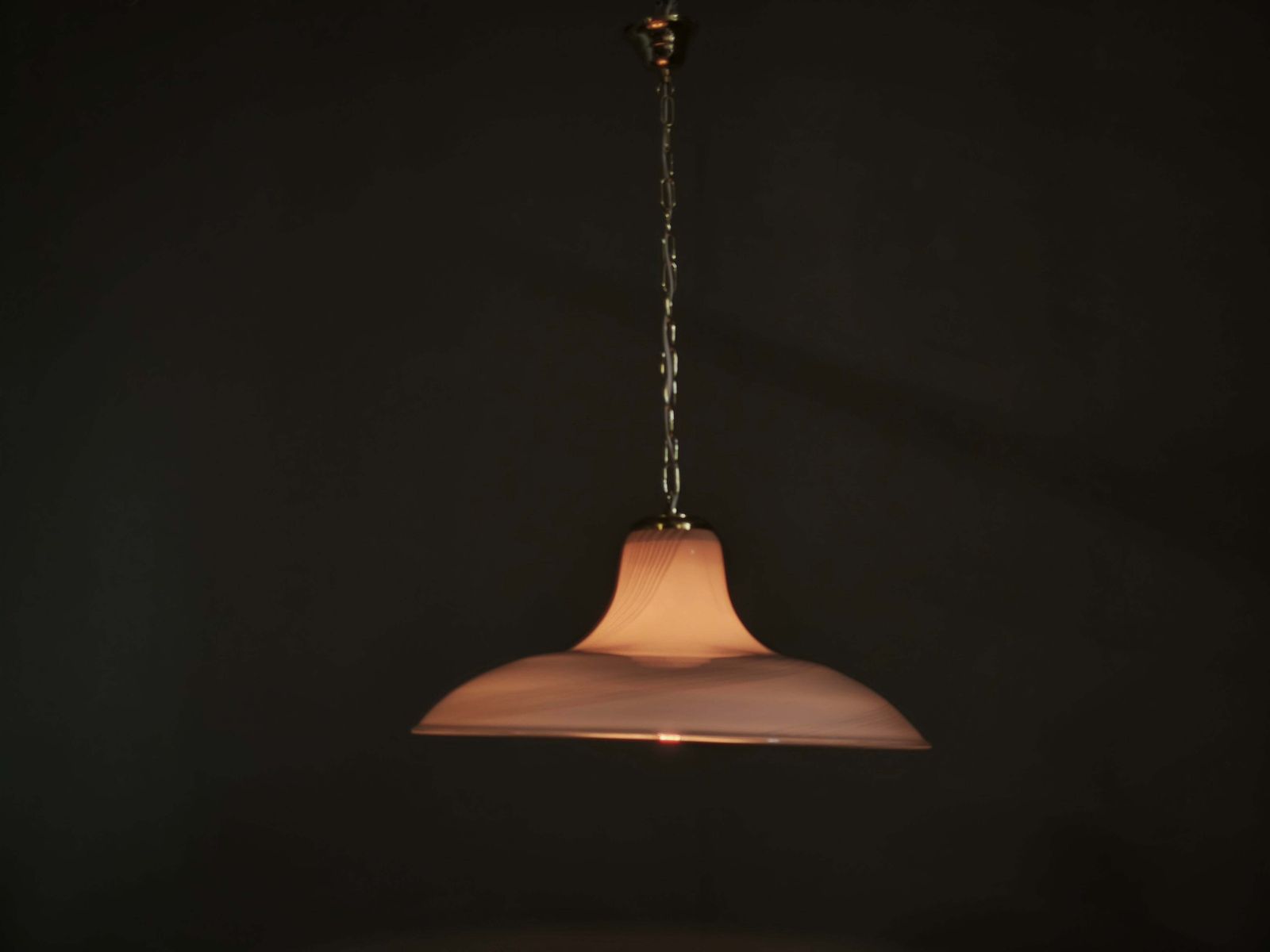 Suspension italienne en verre de Murano à décor tourbillonnant, avec laiton, années 1970 photo for sale
