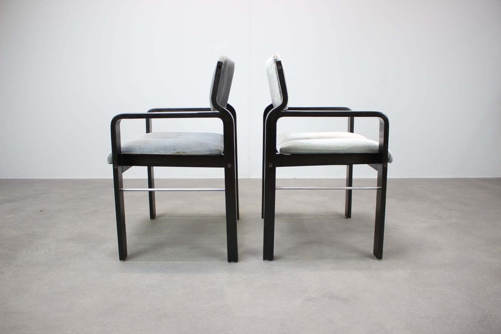 photo for sale Paire de fauteuils Ludvik Volak, Dřevopodnik Holešov, Tchécoslovaquie, 1989