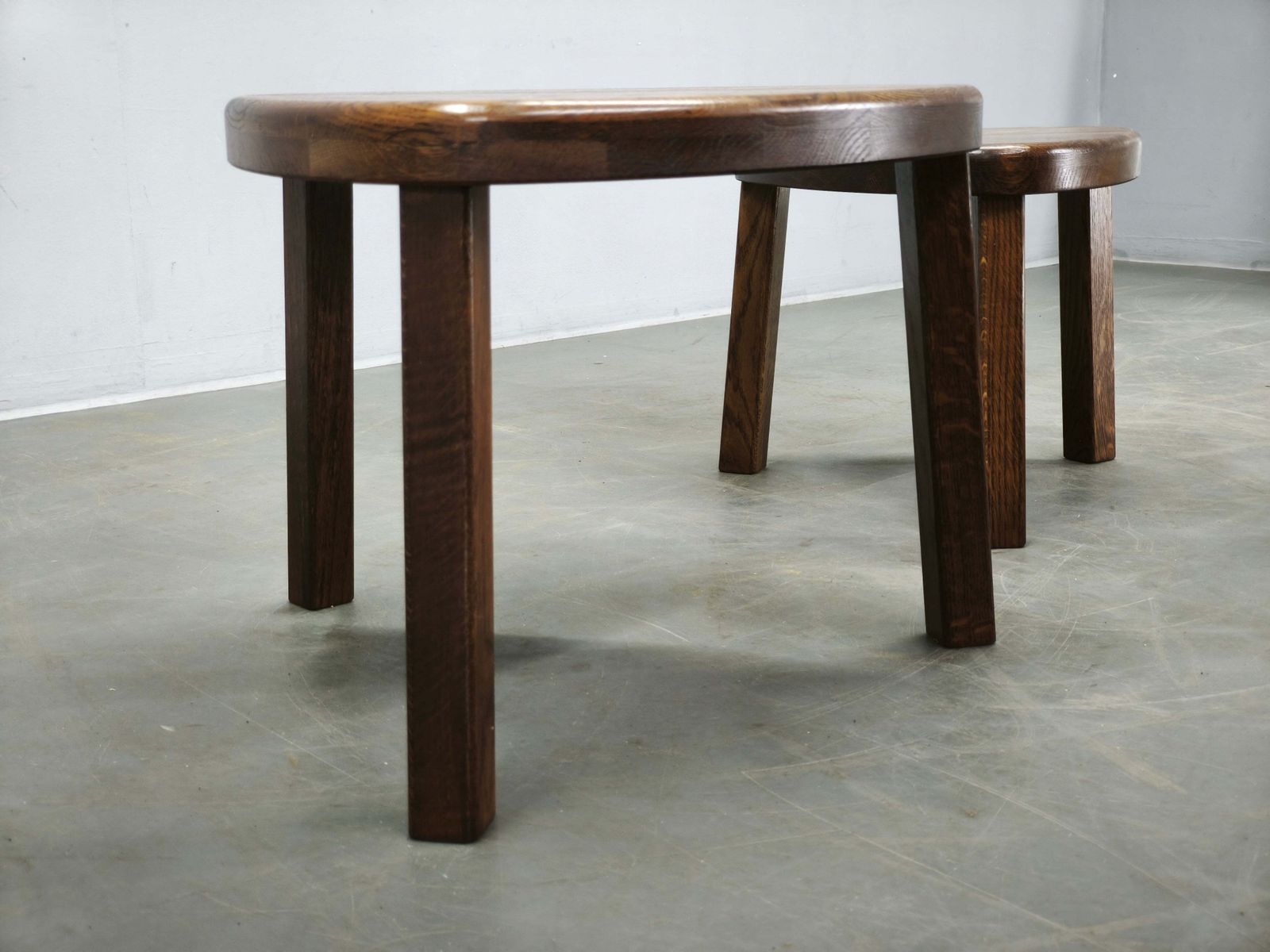Tables gigognes mid-century en chêne massif, Tchécoslovaquie, années 1960, lot de trois photo for sale
