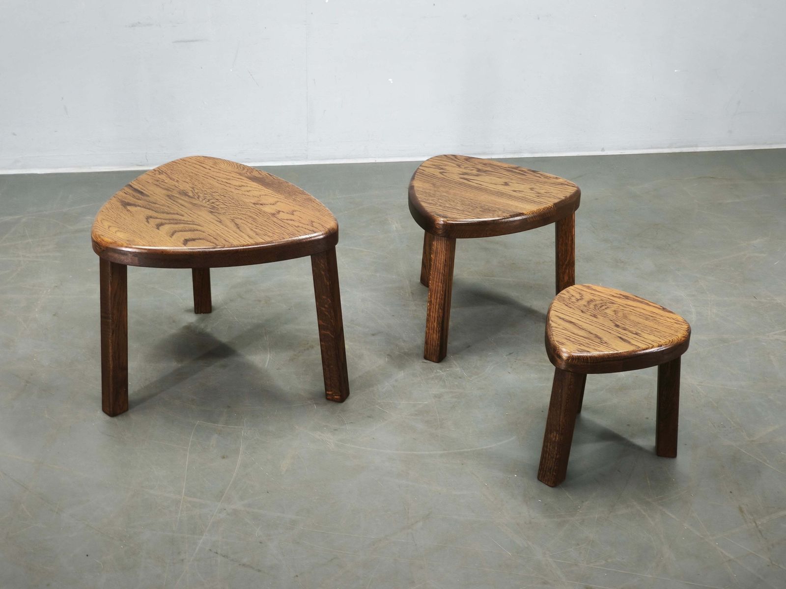 Tables gigognes mid-century en chêne massif, Tchécoslovaquie, années 1960, lot de trois photo buy