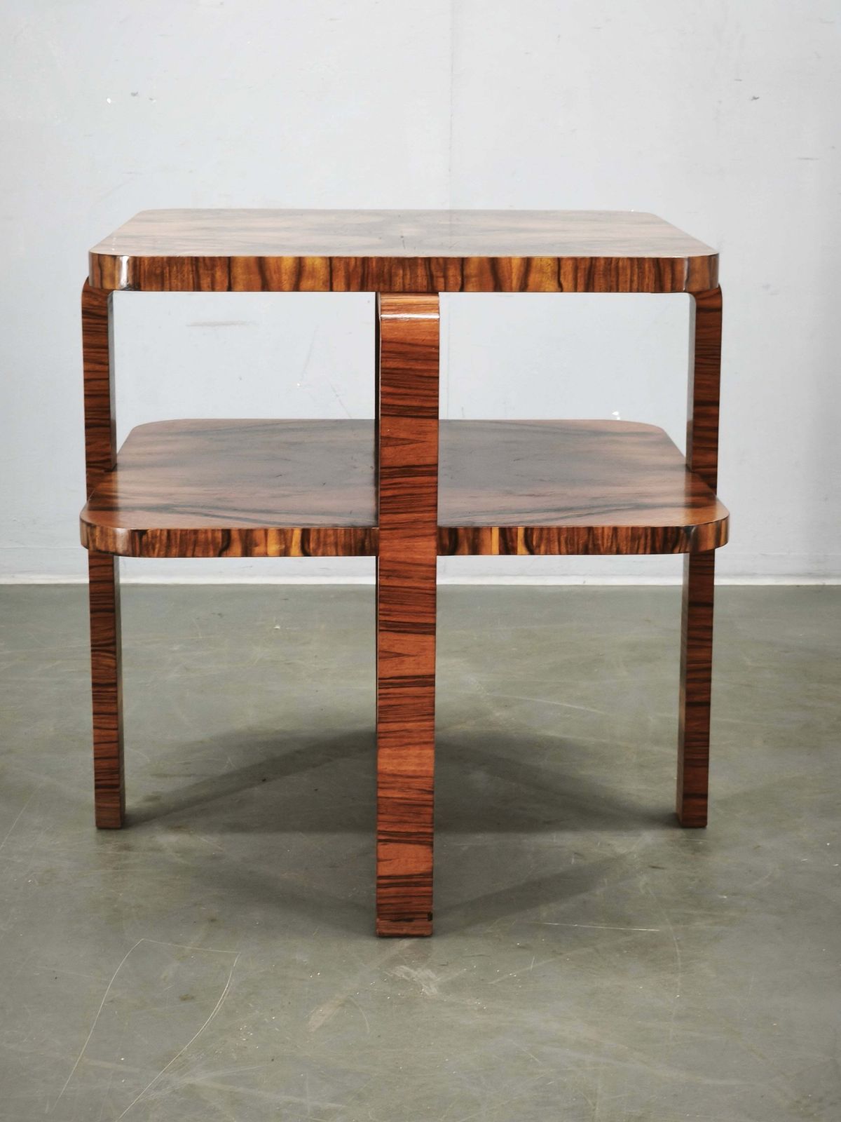 photo for sale Table basse Art Déco à deux plateaux en noyer, Tchécoslovaquie, années 1930