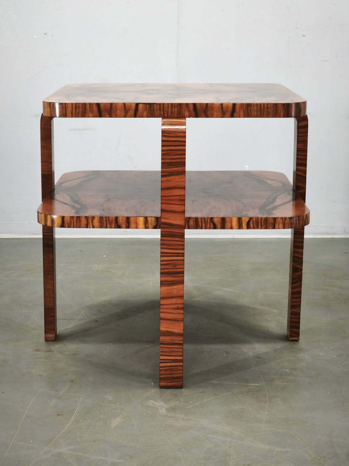 Mobilier Table basse Art Déco à deux plateaux en noyer, Tchécoslovaquie, années 1930 photo