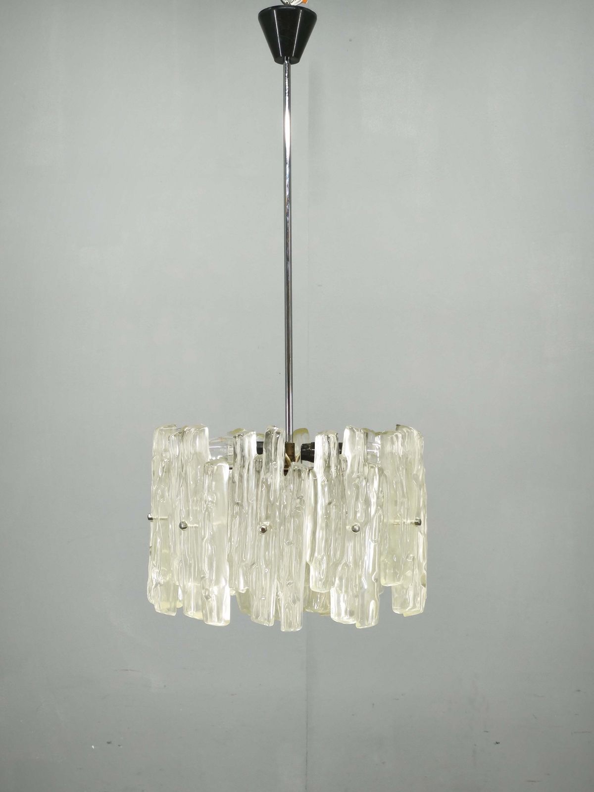 Oostenrijkse Hanglamp met Getextureerd Glas ca. jaren 1960, toegeschreven aan J.T. Kalmar photo furniture