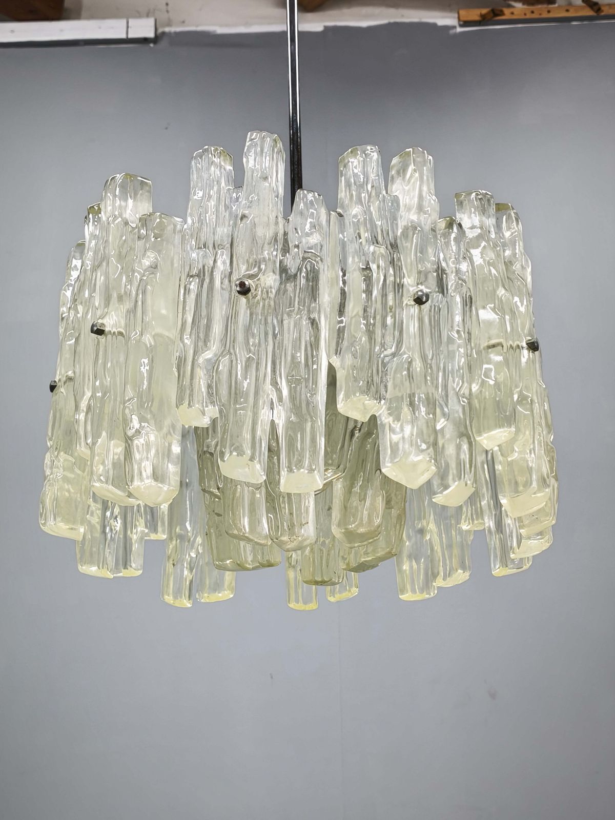 Oostenrijkse Hanglamp met Getextureerd Glas ca. jaren 1960, toegeschreven aan J.T. Kalmar photo for sale