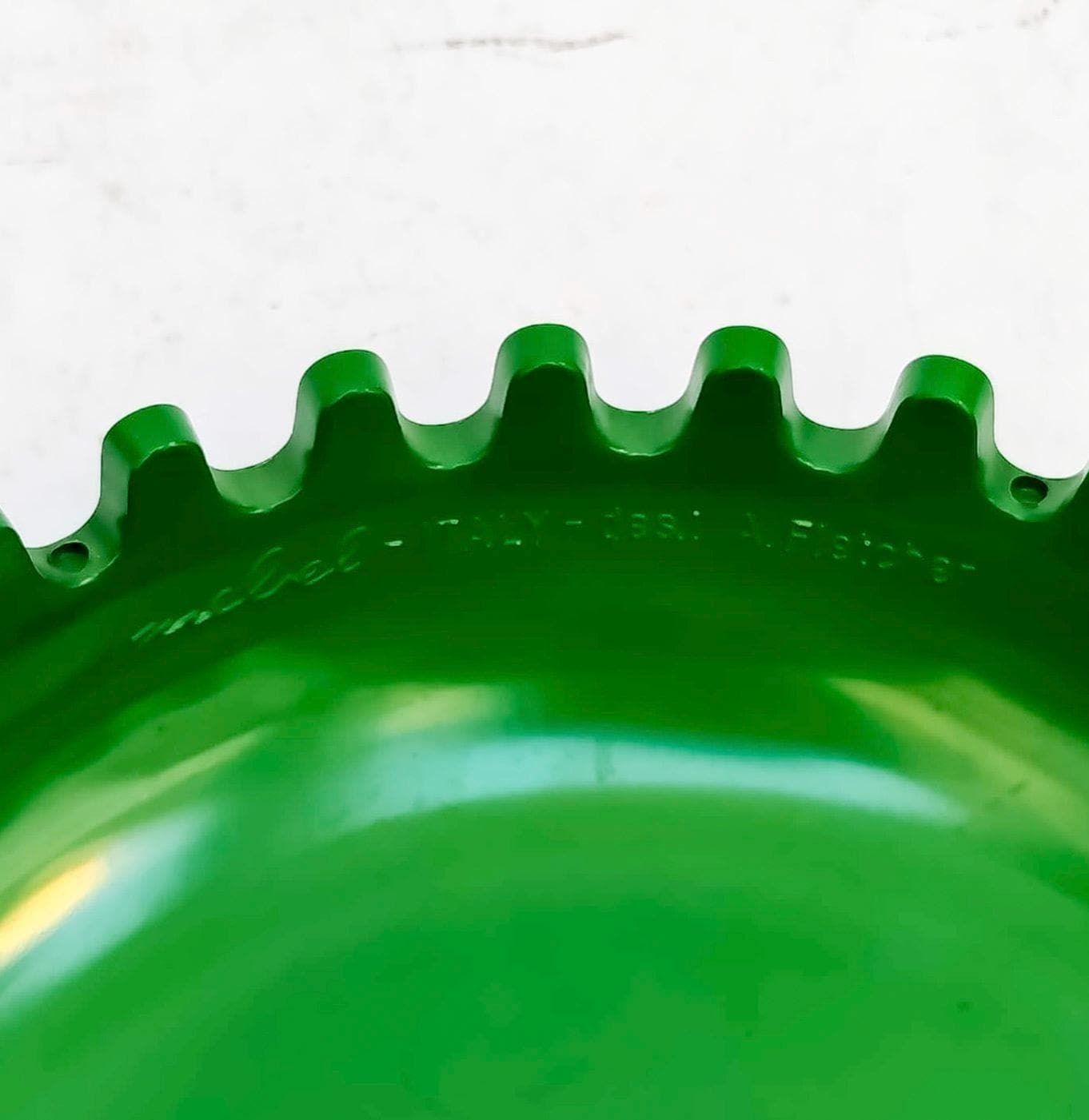 photo furniture Clam Box Ashtray ontworpen door Alan Fletcher, Space Age Furniture, jaren 1970, gele en groene reclamebijen