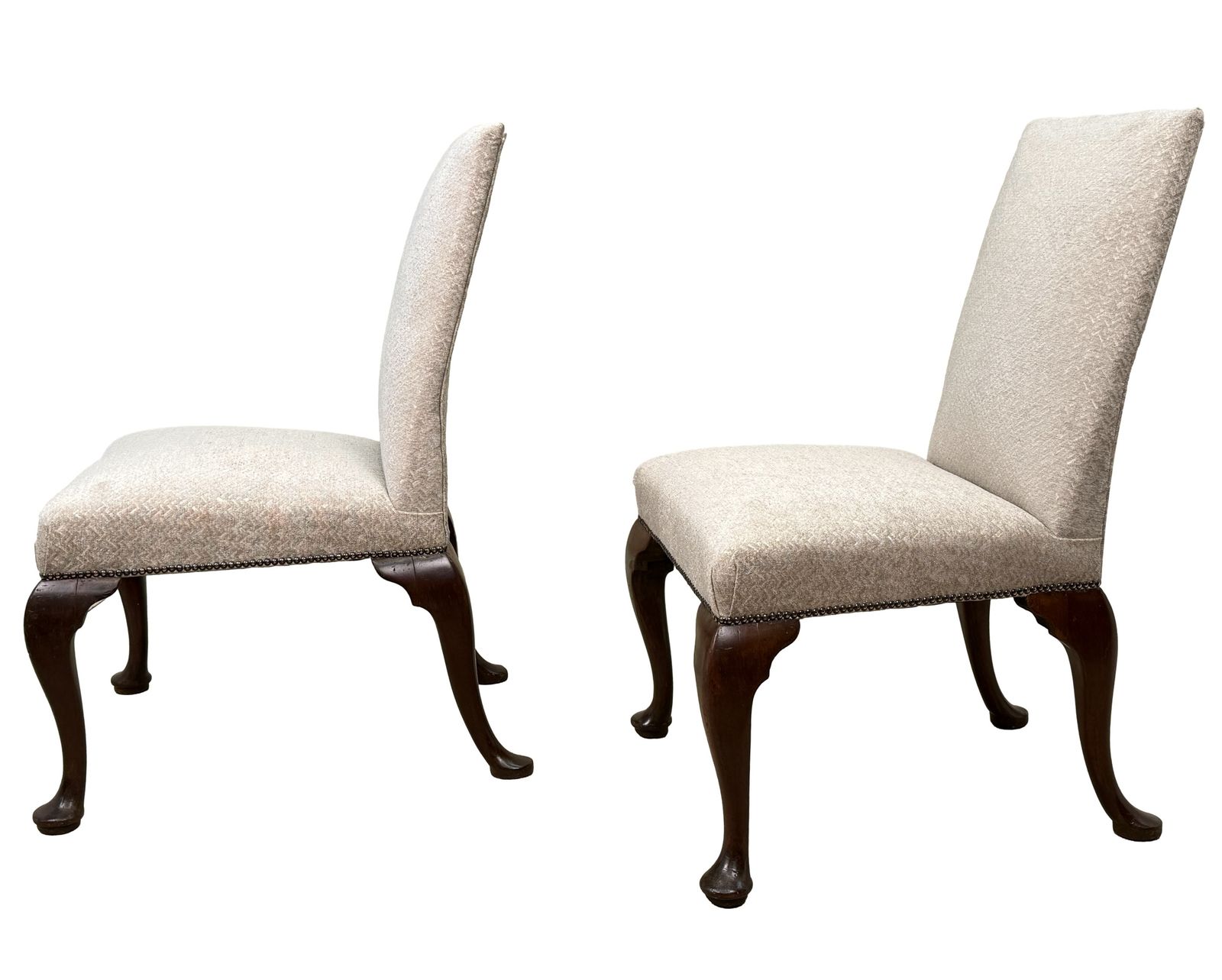 Zeldzaam paar vroeg-18e-eeuwse Georgian stoelen in walnoot met bekleding (Engeland, ca. 1720) photo furniture
