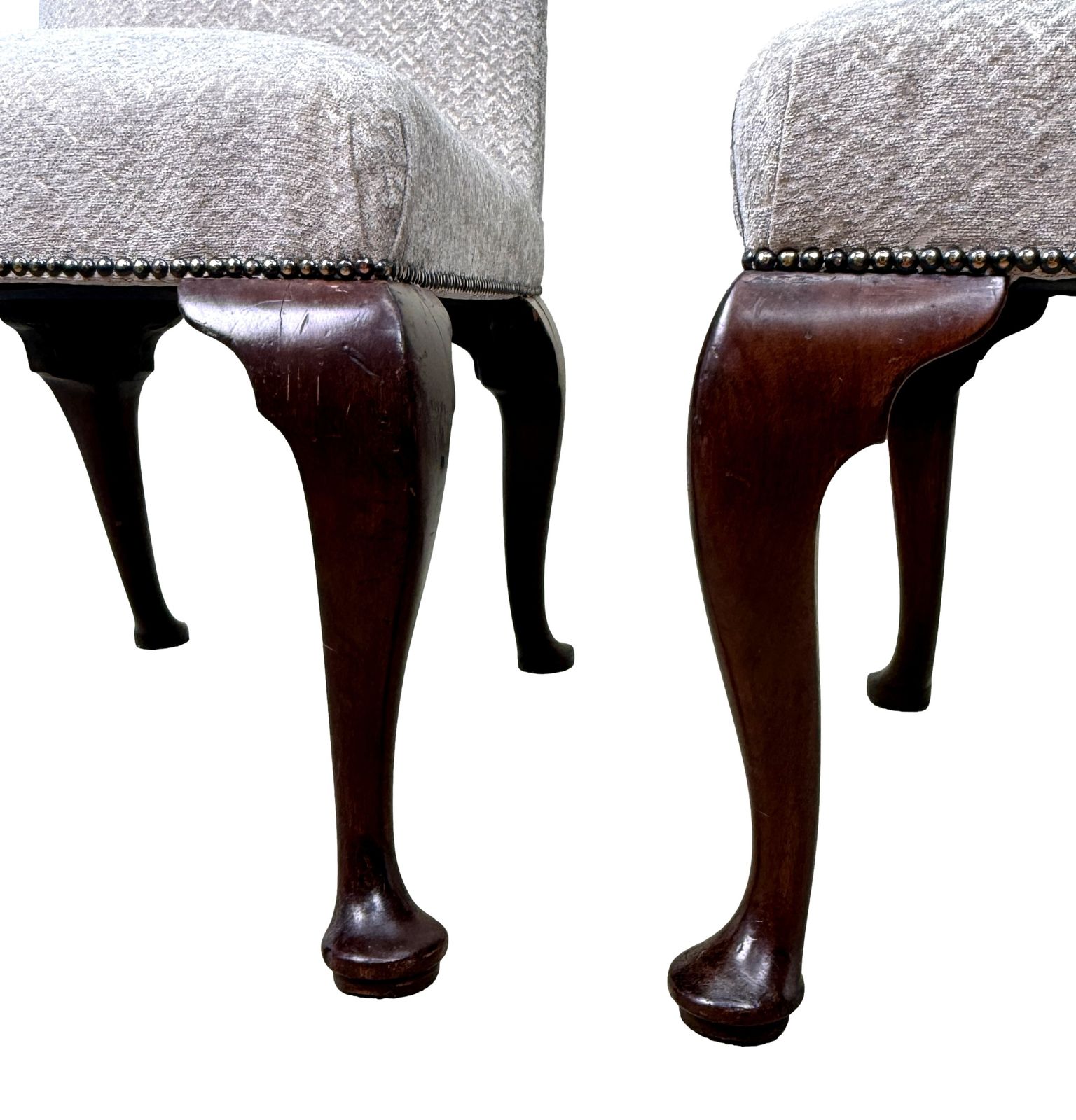Zeldzaam paar vroeg-18e-eeuwse Georgian stoelen in walnoot met bekleding (Engeland, ca. 1720) photo for sale