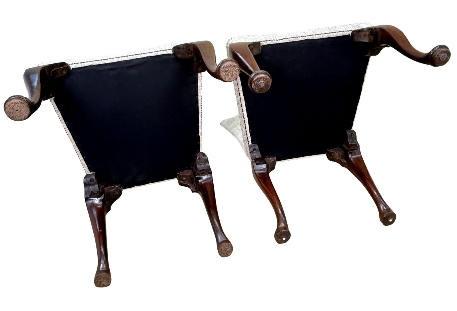 7000.0 Zeldzaam paar vroeg-18e-eeuwse Georgian stoelen in walnoot met bekleding (Engeland, ca. 1720) photo