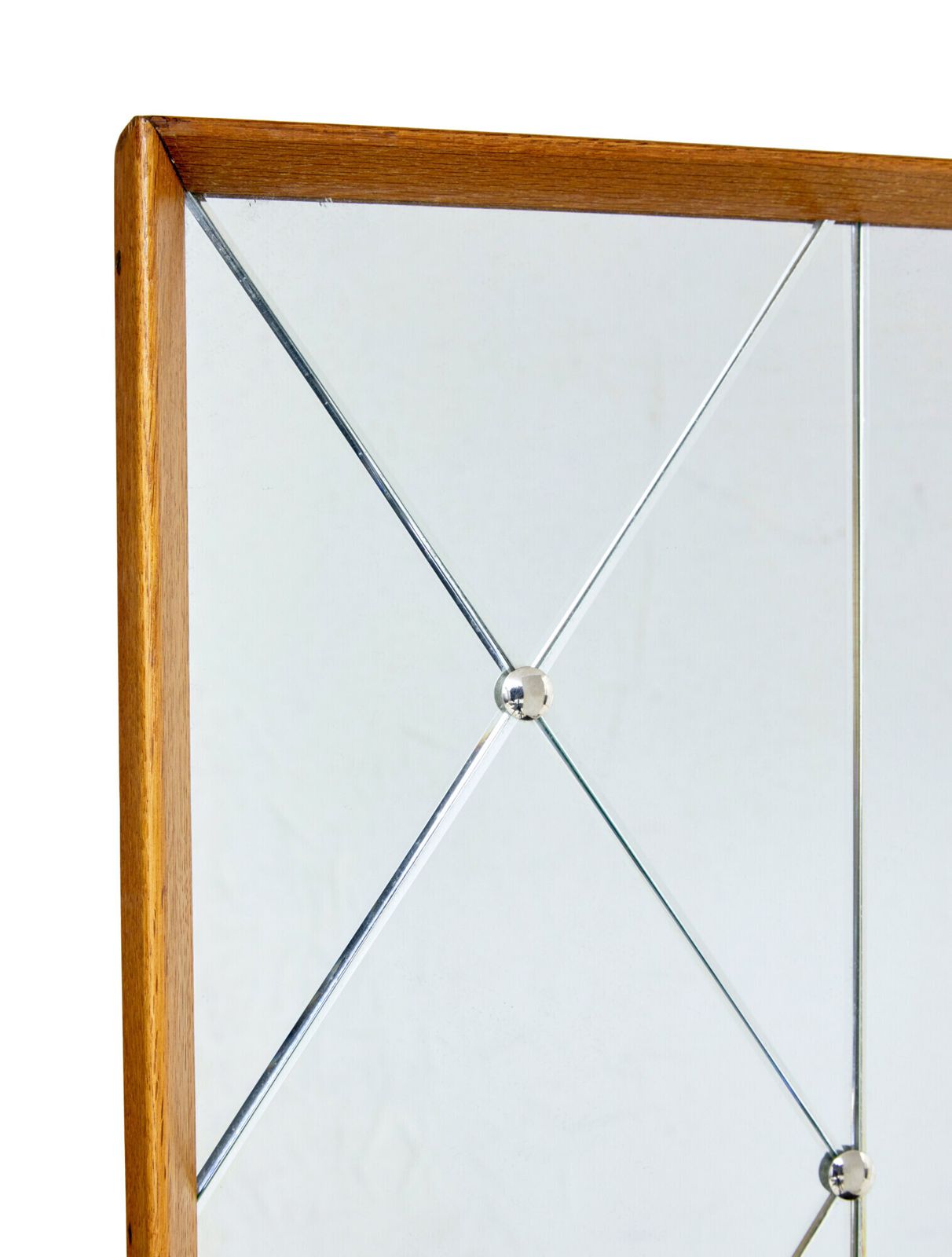 Grote mid-century Zweedse eiken wandspiegel met harlekijnmotief photo 1705.0