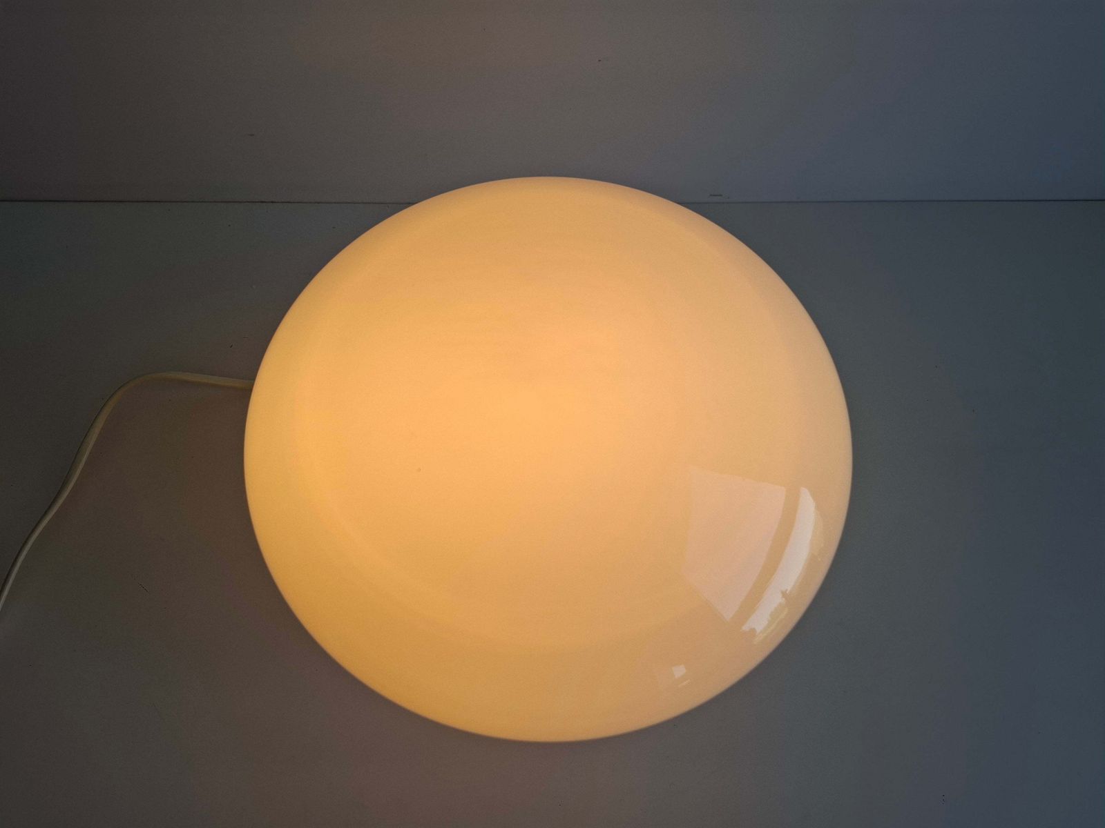 Lampe de table en verre opalin tchécoslovaque, années 1970, attribuée à Ivan Jakeš photo vinterior