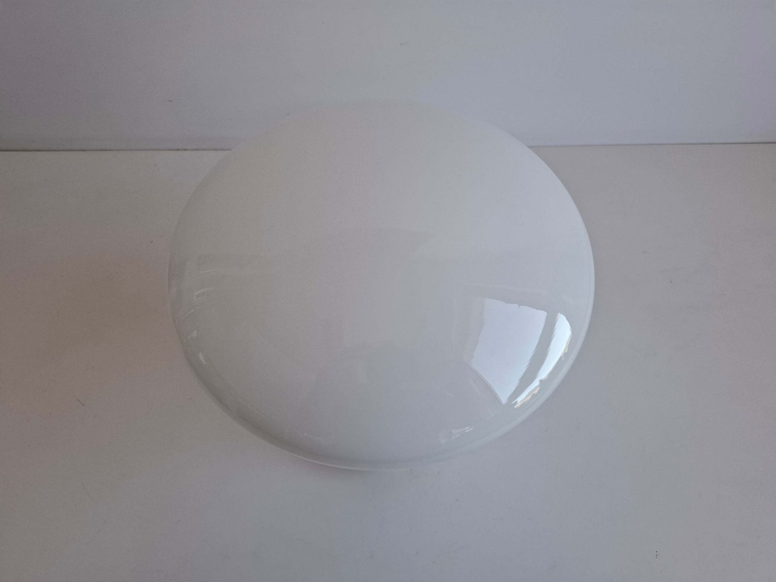 Luminaires Lampe de table en verre opalin tchécoslovaque, années 1970, attribuée à Ivan Jakeš photo