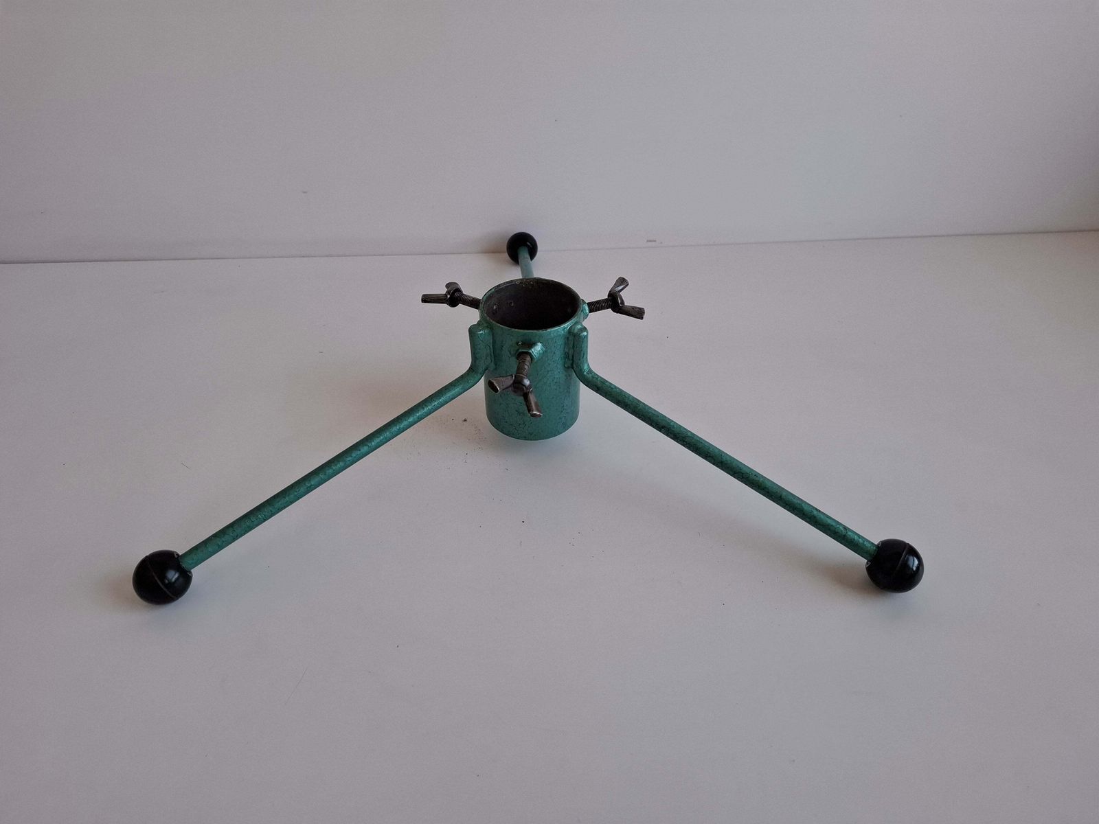 Tsjechoslowaaks vintage metalen kerstboomstandaard, mid-century driepoot photo furniture