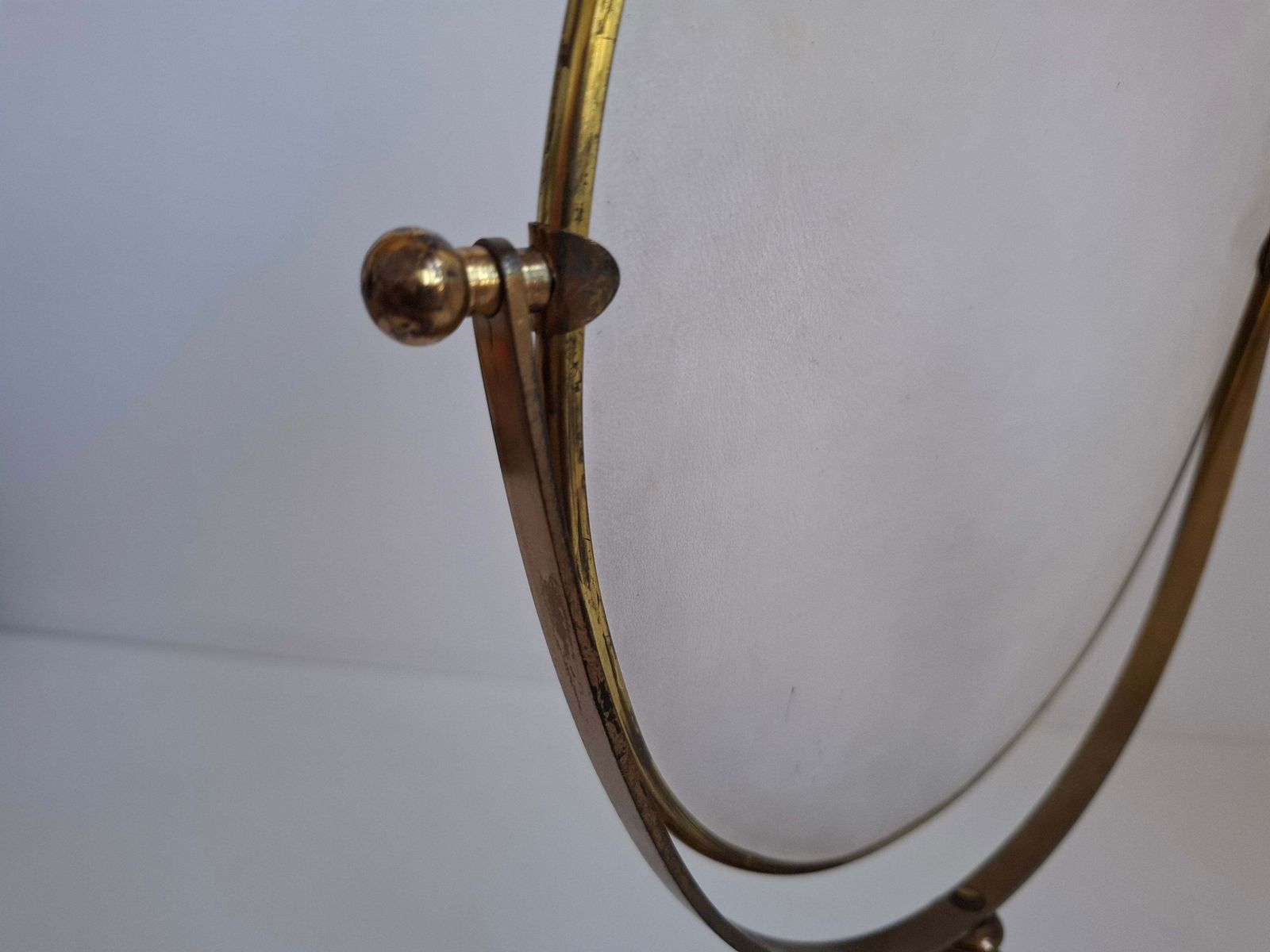 photo furniture Miroir de table pivotant mid-century en laiton et bois, Tchécoslovaquie, années 1960