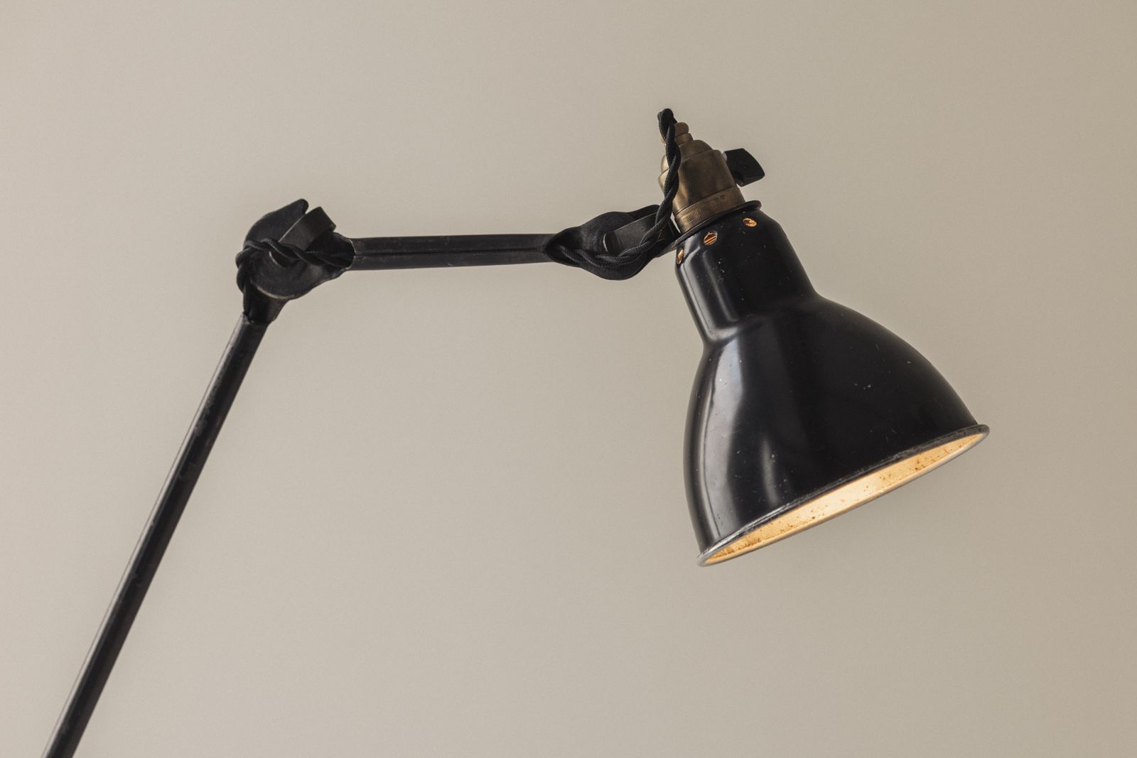 Zeldzame Franse tafellamp Model 201 van Bernard Albin Gras voor Ravel Clamart, jaren 1930. photo vinterior