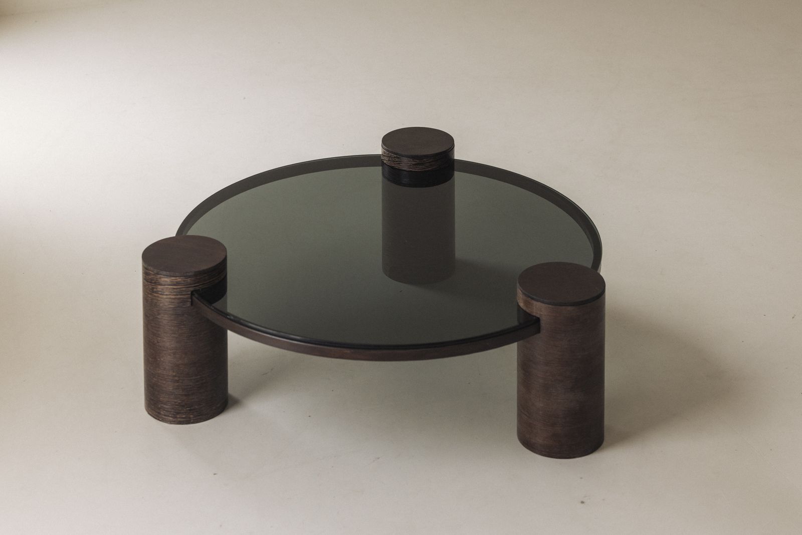 photo for sale Sculpturale Brutalist salontafel van wengé en rookglas, rond, ca. jaren 1970