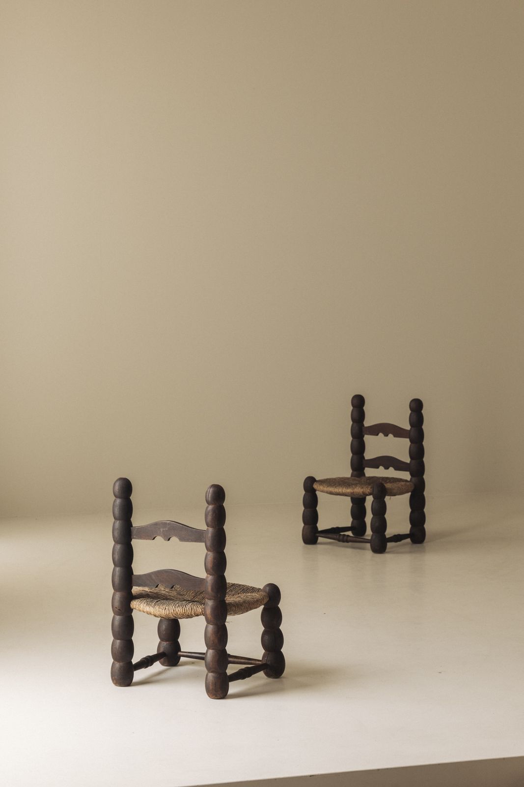 Stel Spaanse stoelen met klossendraaierij en biezen zitting, begin 20e eeuw photo furniture