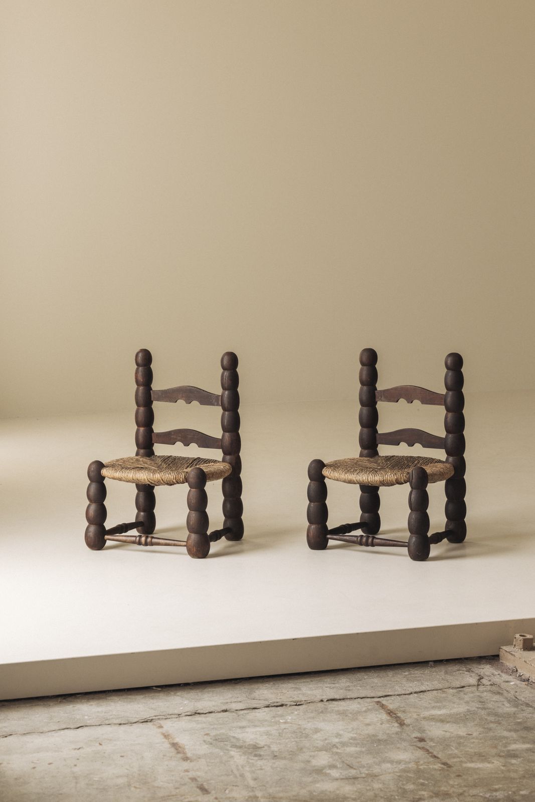 Stel Spaanse stoelen met klossendraaierij en biezen zitting, begin 20e eeuw photo Meubels