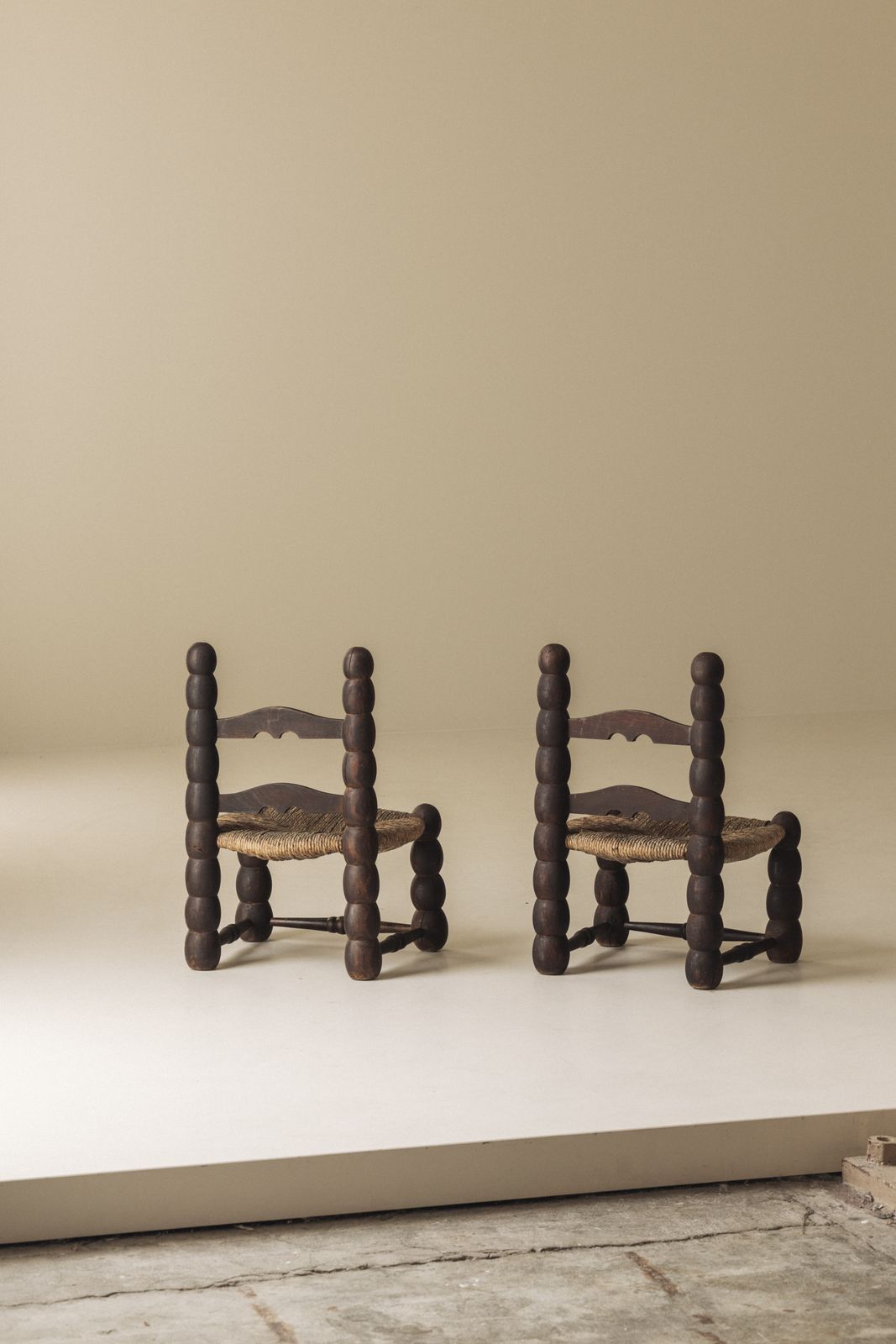 Stel Spaanse stoelen met klossendraaierij en biezen zitting, begin 20e eeuw photo 1600.0