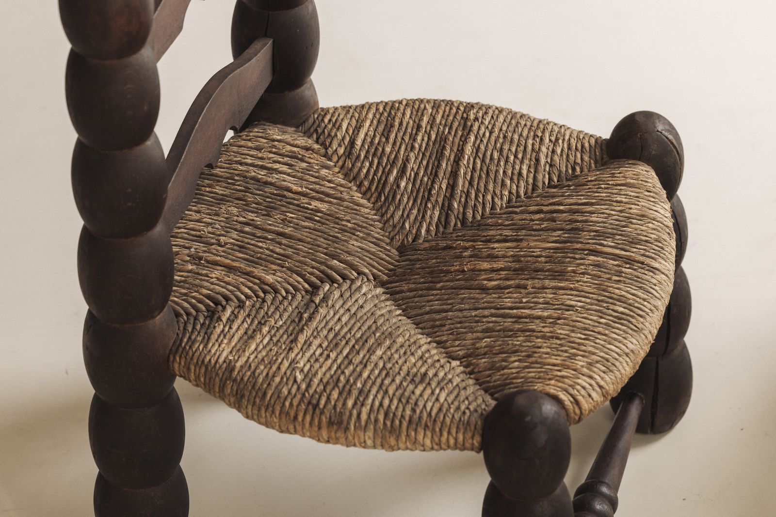 photo furniture Stel Spaanse stoelen met klossendraaierij en biezen zitting, begin 20e eeuw