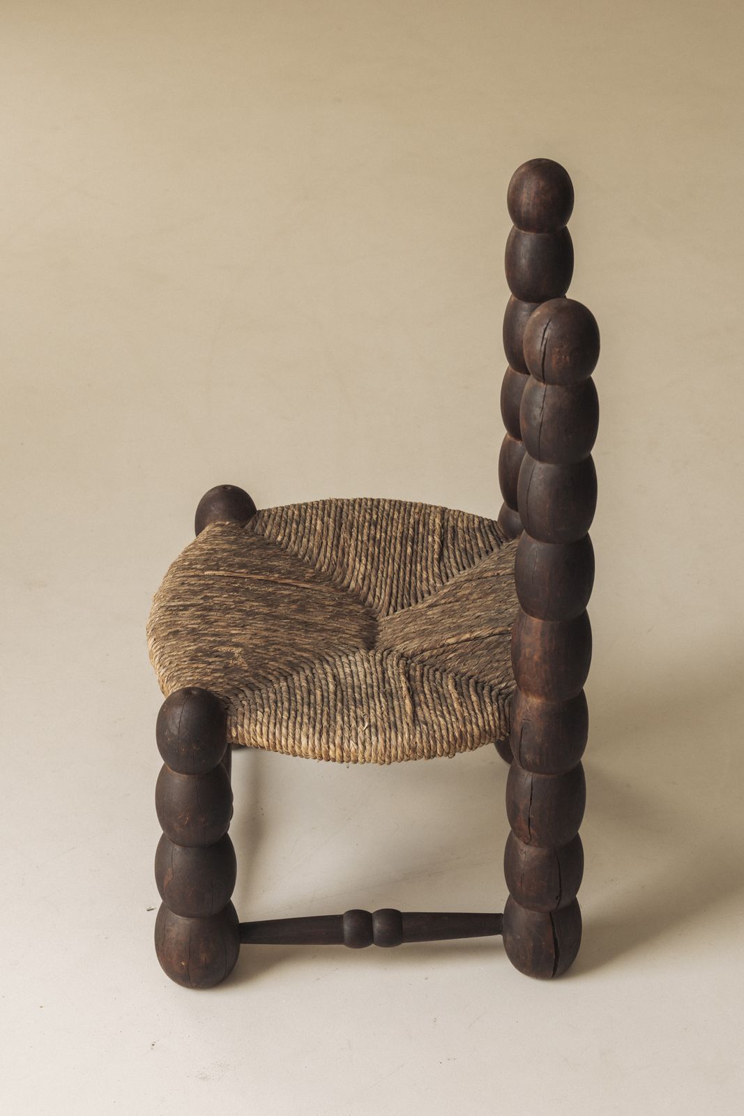 photo for sale Stel Spaanse stoelen met klossendraaierij en biezen zitting, begin 20e eeuw