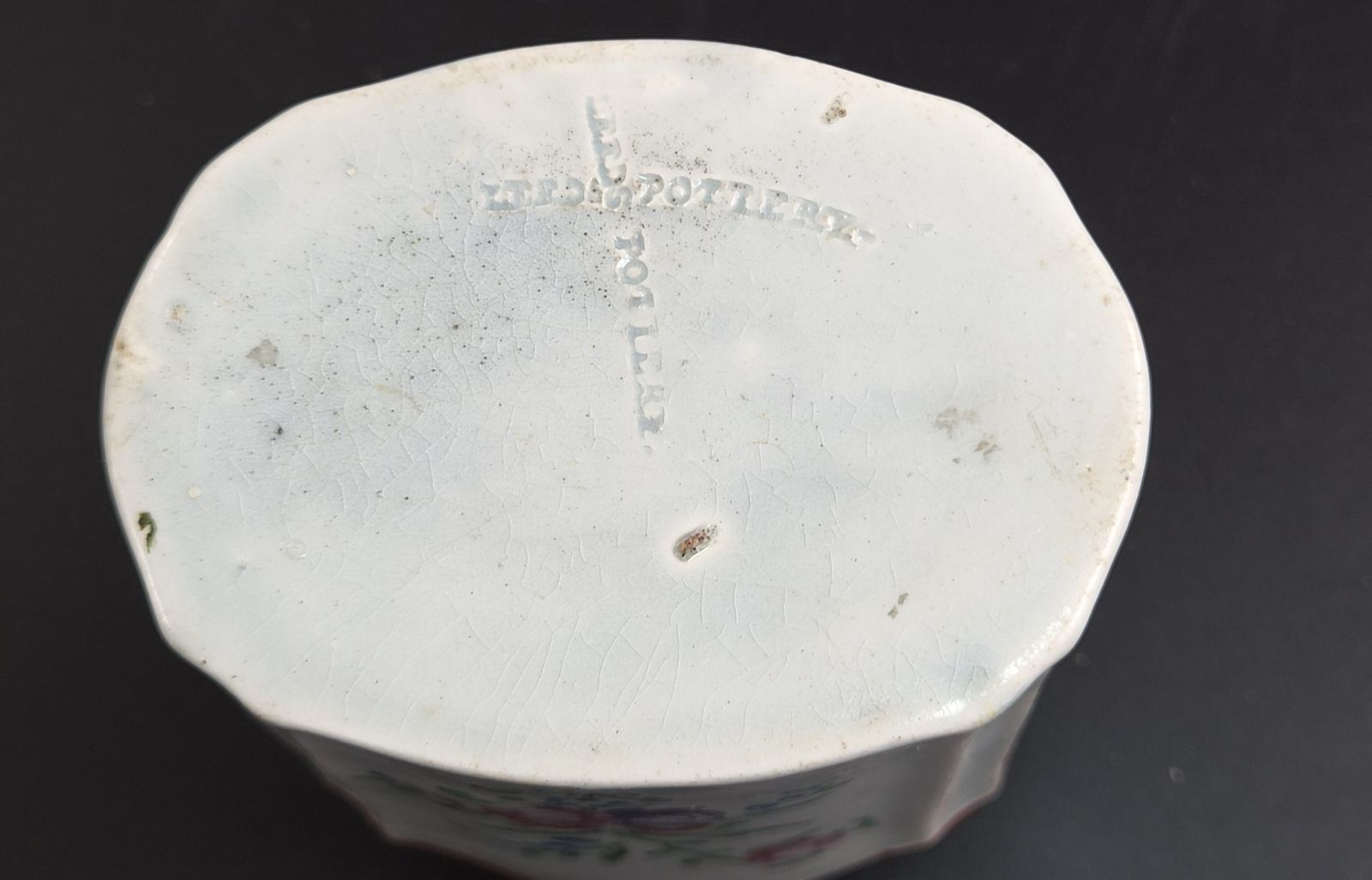 Leeds Pottery Theebusje met Bloememaille, Dubbel Stempel, ca. 1780 photo vinterior
