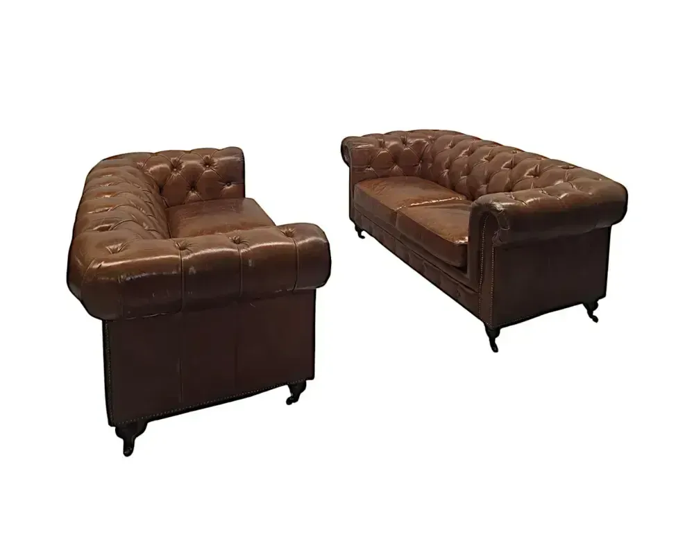 Een fraaie leren chesterfield tweezitsbank in de Victoriaanse stijl. photo 3178.0