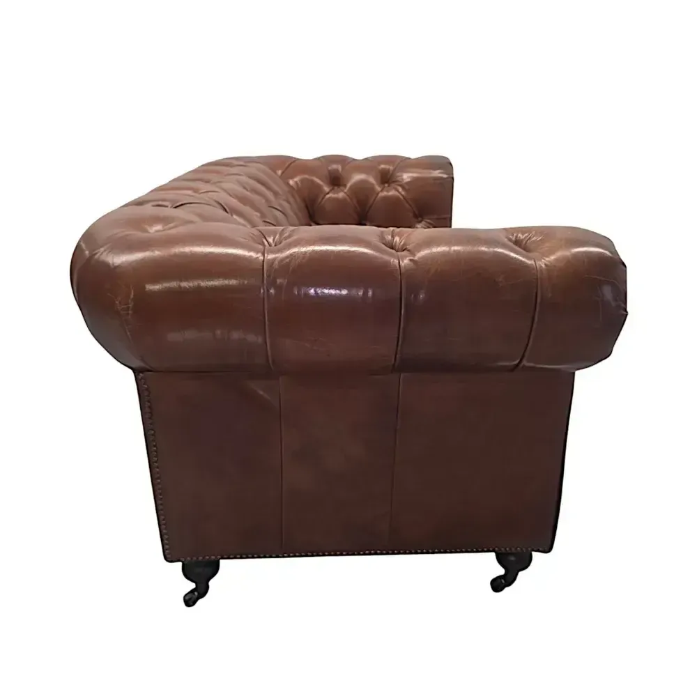Een fraaie leren chesterfield tweezitsbank in de Victoriaanse stijl. photo buy
