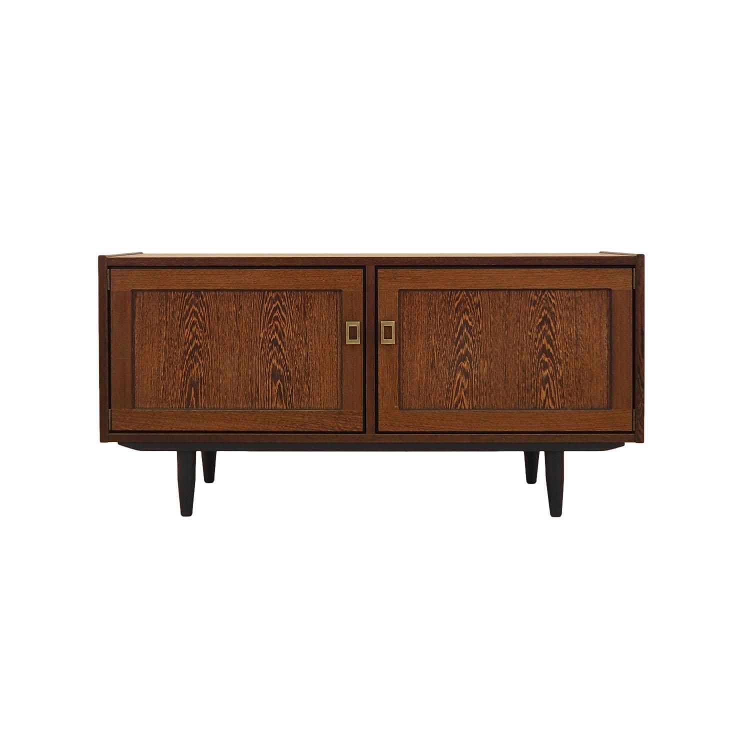 Cabinet scandinave en placage de chêne sur pieds inclinés, années 1970, Scandinavian Modern.