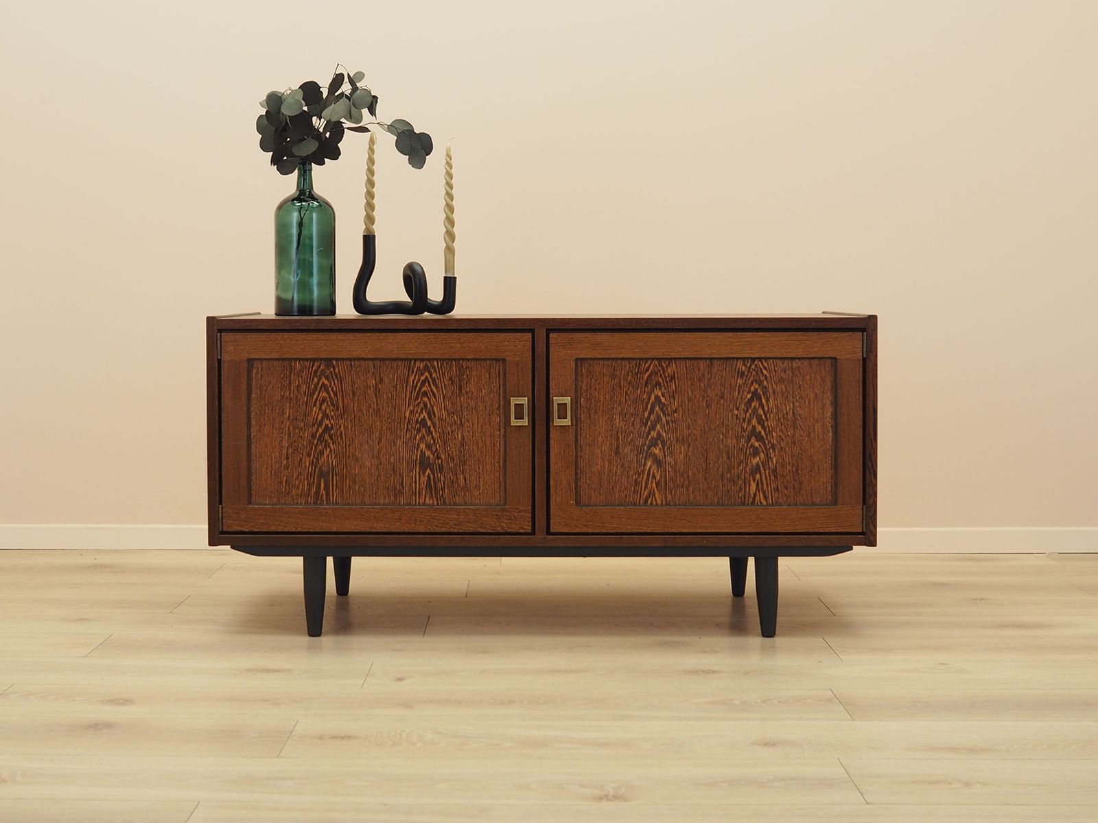 Cabinet scandinave en placage de chêne sur pieds inclinés, années 1970, Scandinavian Modern. photo furniture
