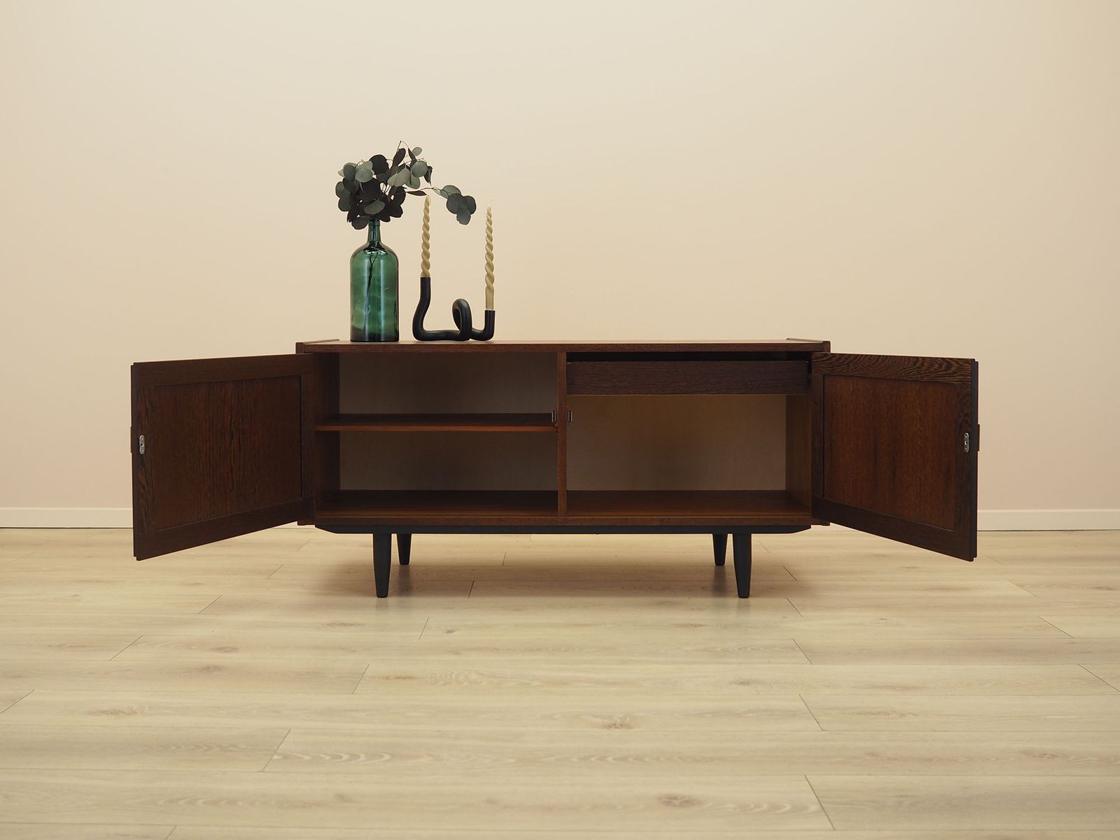 Cabinet scandinave en placage de chêne sur pieds inclinés, années 1970, Scandinavian Modern. photo for sale