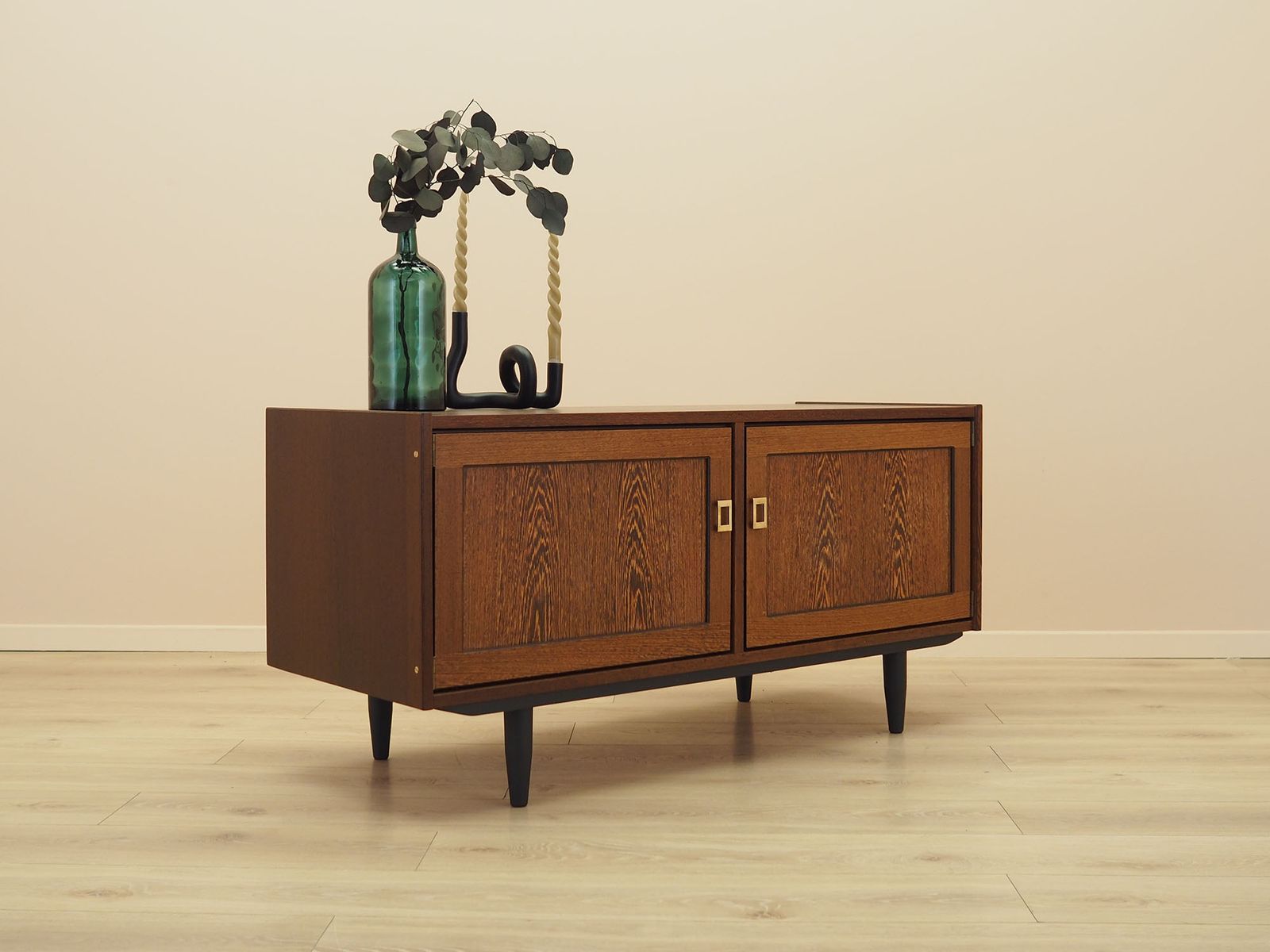 Cabinet scandinave en placage de chêne sur pieds inclinés, années 1970, Scandinavian Modern. photo 489.0