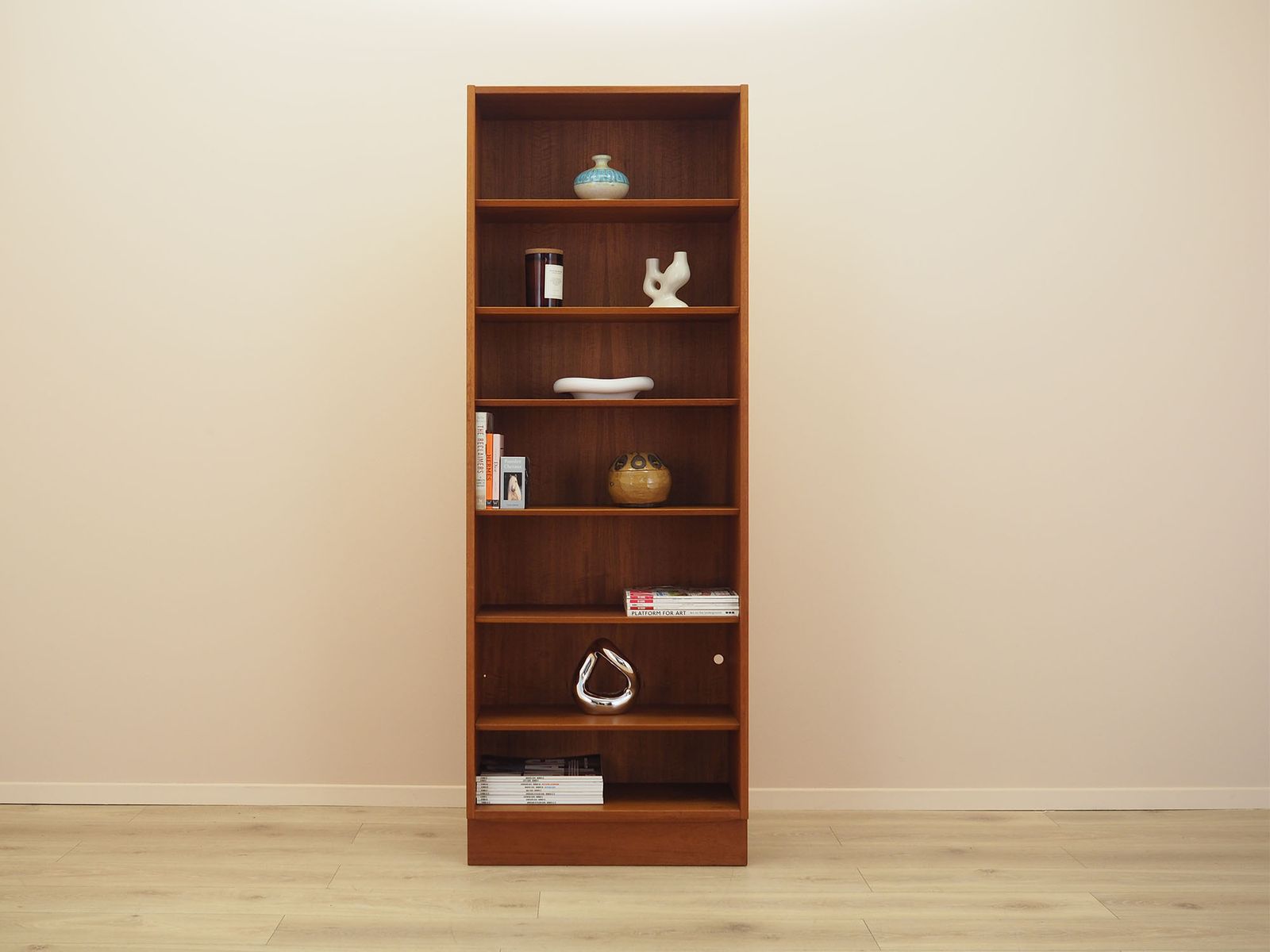 Teakhouten Wandkast van Hundevad & Co. met Verstelbare Planken, Deens Design ca. jaren 1960. photo furniture