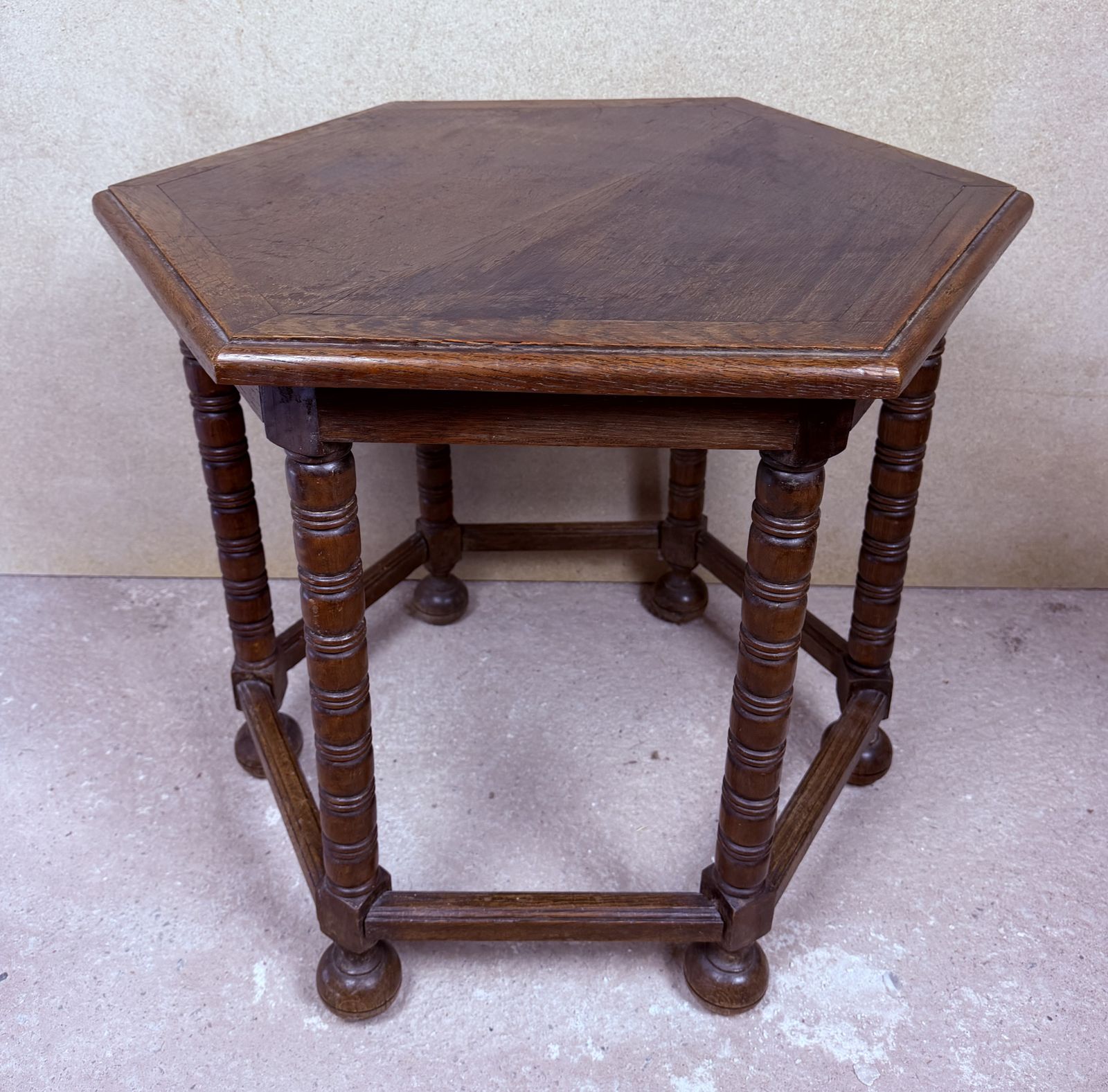 Spaanse zeshoekige houten bijzettafel met gedraaide poten photo furniture