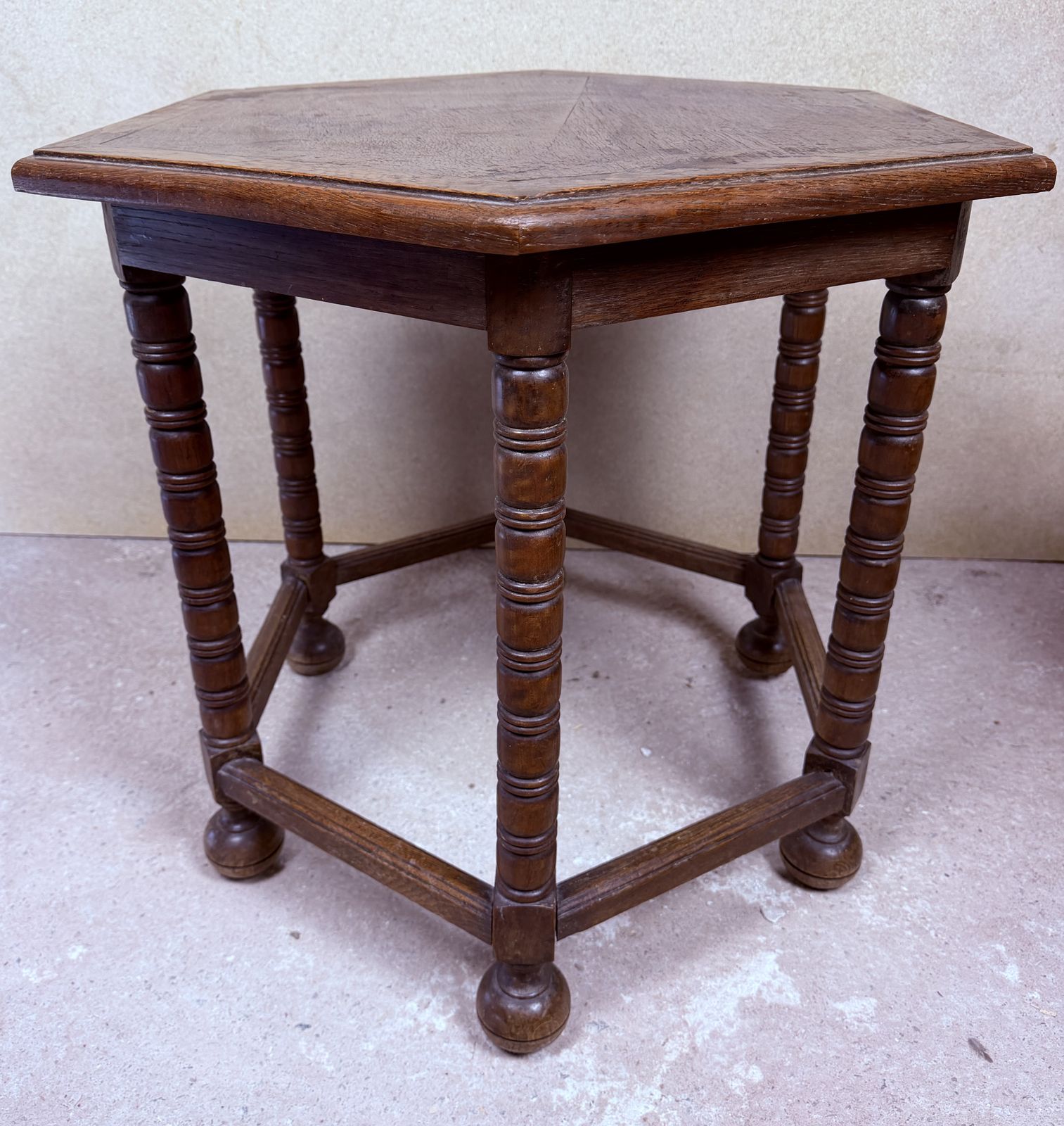 Spaanse zeshoekige houten bijzettafel met gedraaide poten photo buy