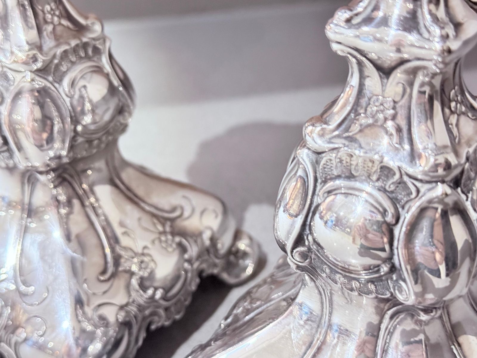 Paire de bougeoirs d'époque en argent de style Rococo, décoration intérieure, années 1900 photo vintage